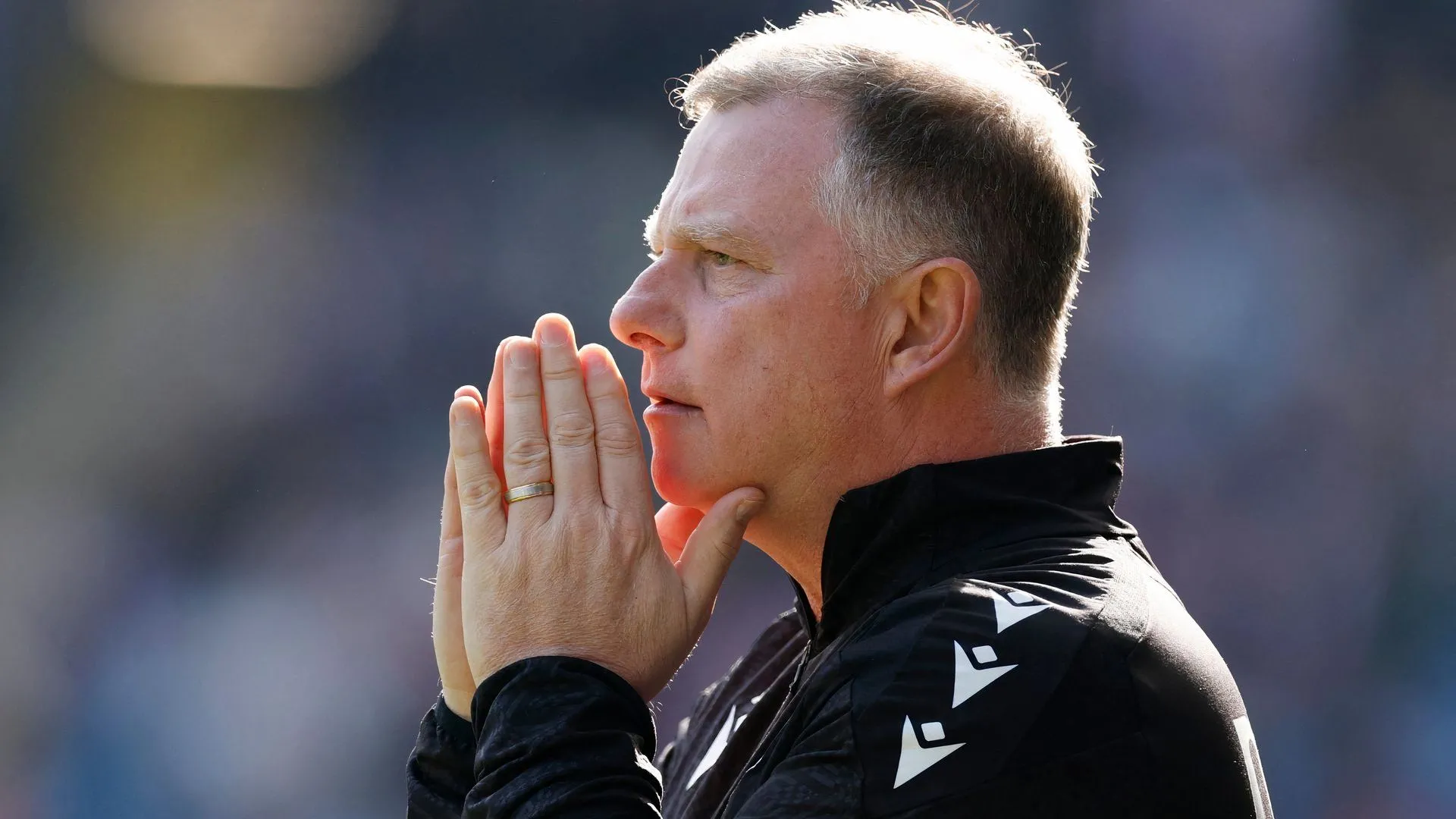 Huấn luyện viên Mark Robins của Stoke City đang chỉ đạo chiến thuật cho các cầu thủ