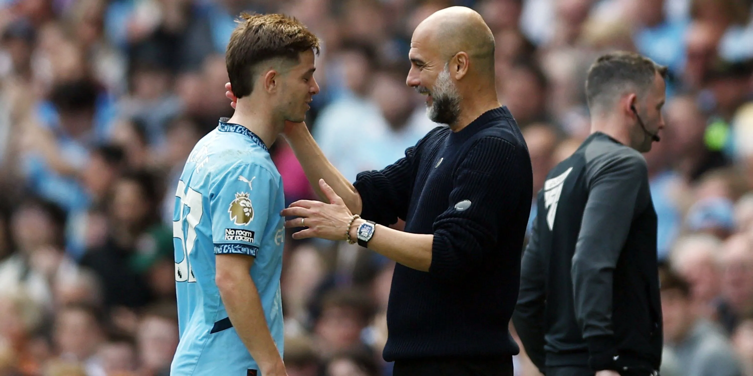 Huấn luyện viên Pep Guardiola của Manchester City phản ứng trên sân