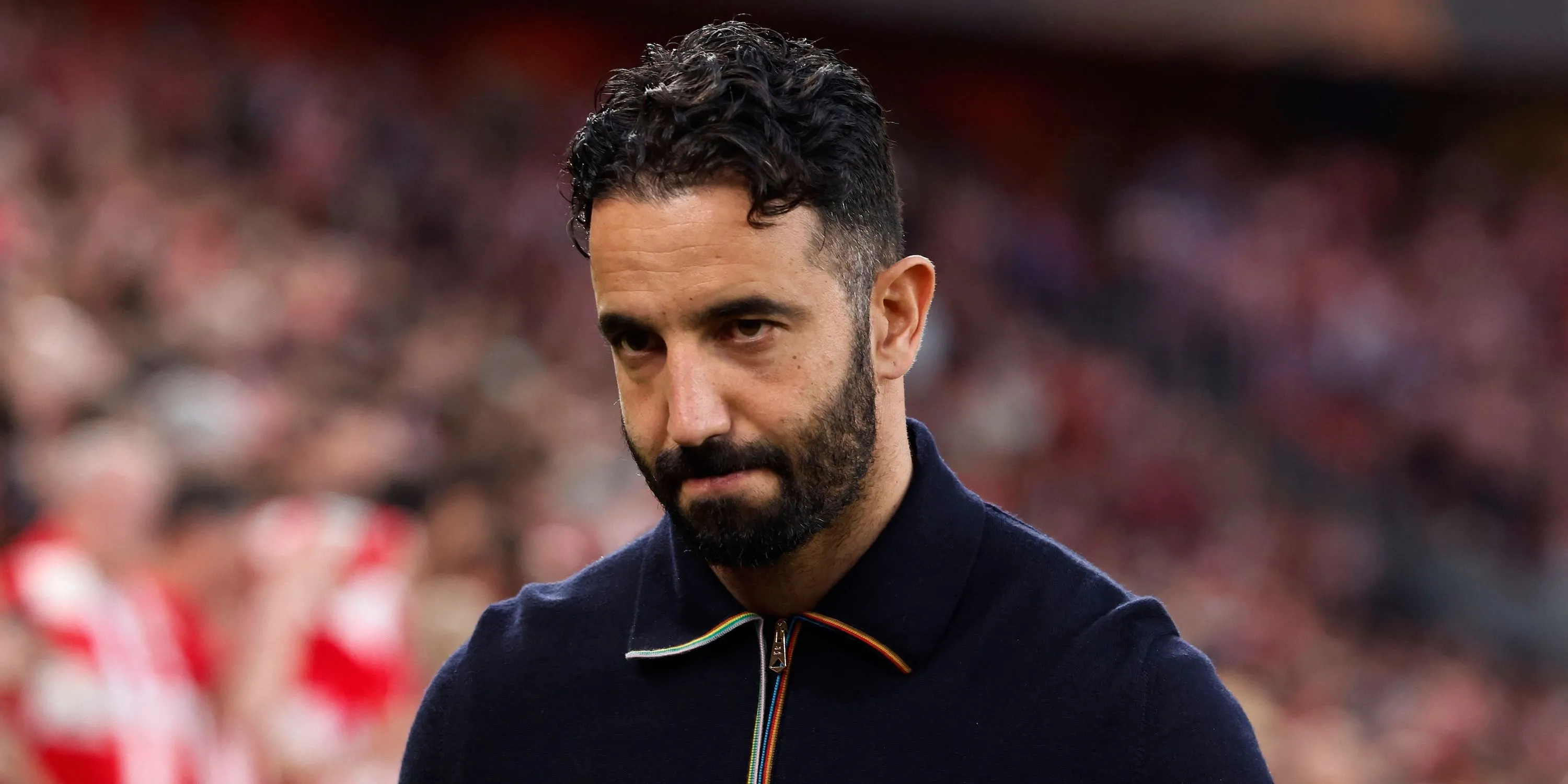 Huấn luyện viên Ruben Amorim của Manchester United trên sân trước một trận đấu quan trọng