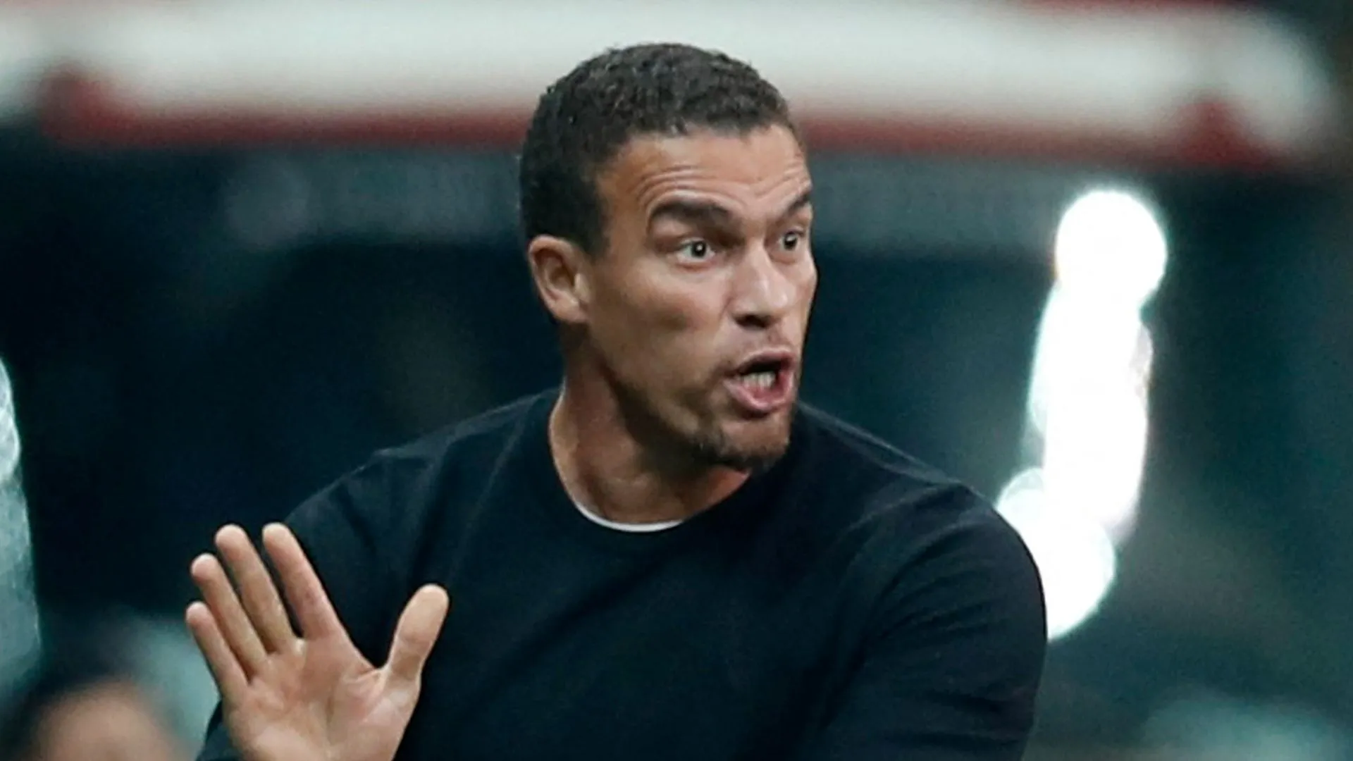 Huấn luyện viên Valerien Ismael của Blackburn Rovers đang chỉ đạo