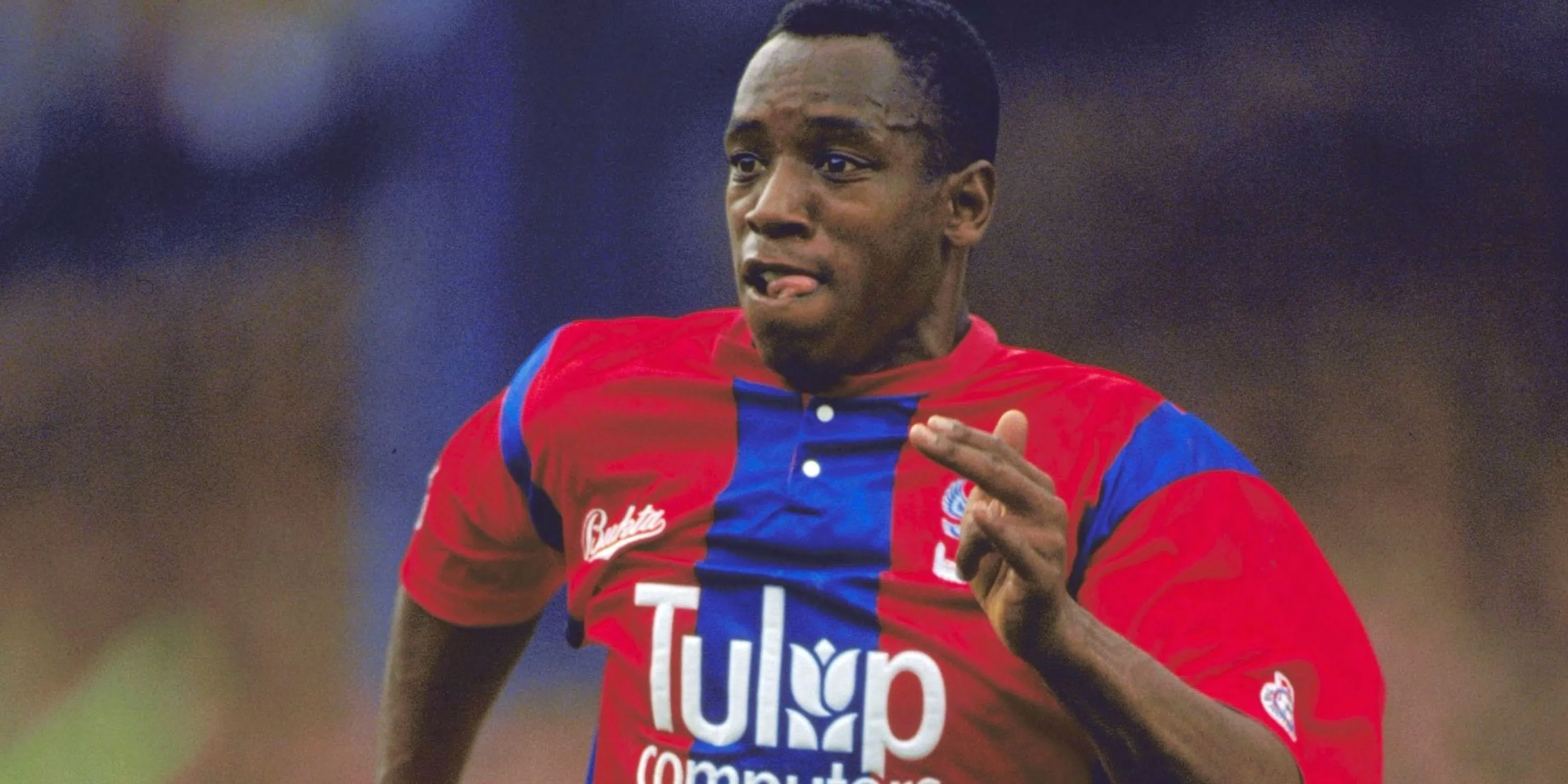 Huyền thoại tấn công Ian Wright trong thời gian thi đấu cho Crystal Palace