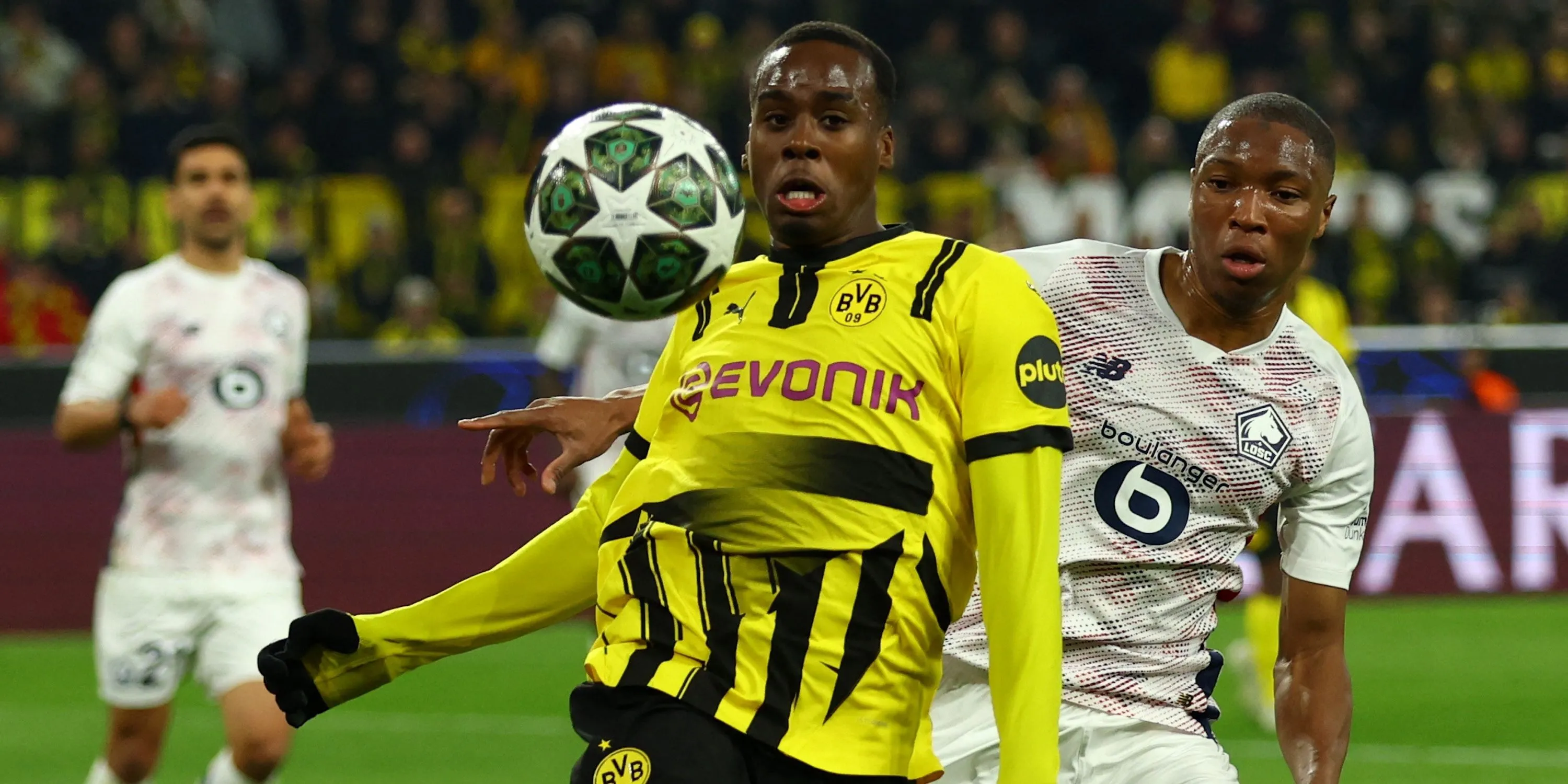 Jamie Bynoe-Gittens của Borussia Dortmund trong pha tranh chấp với Bafode Diakite của Lille