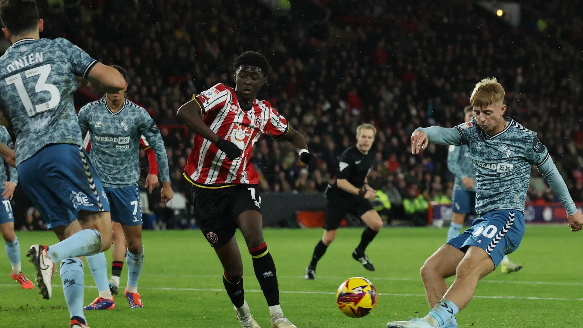 Jesurun Rak-Sakyi trong màu áo Sheffield United, cầu thủ chạy cánh của Crystal Palace