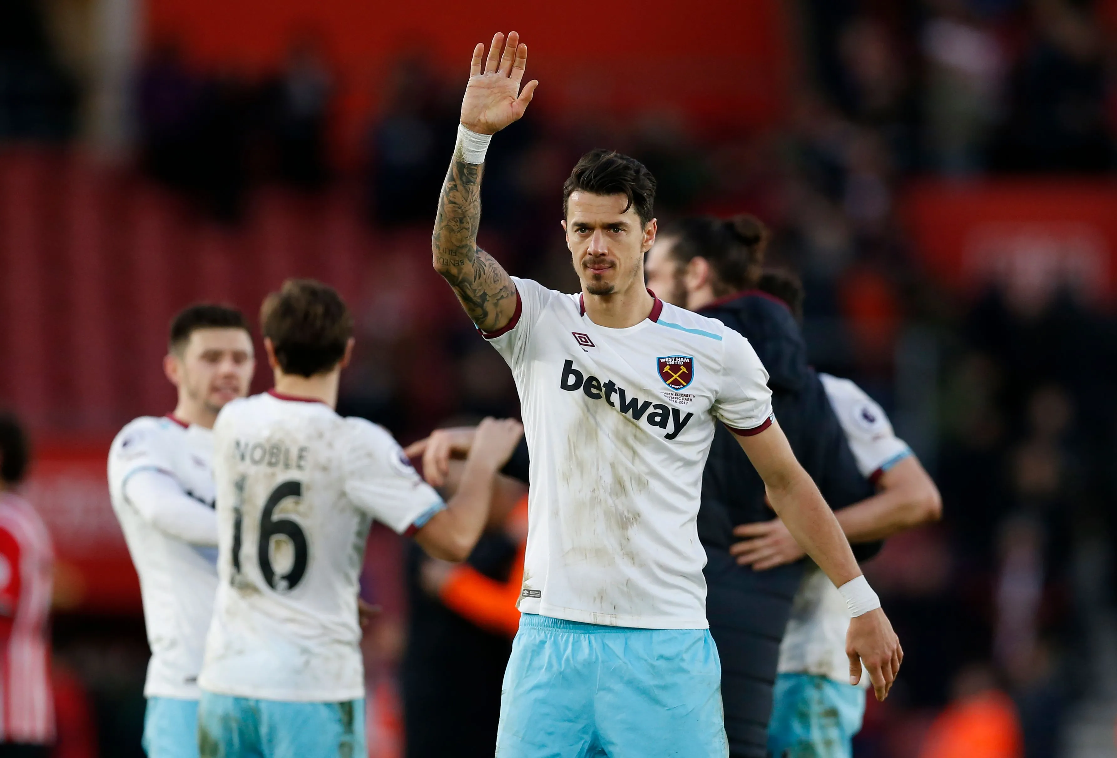 Jose Fonte trong màu áo West Ham đối đầu đội bóng cũ Southampton