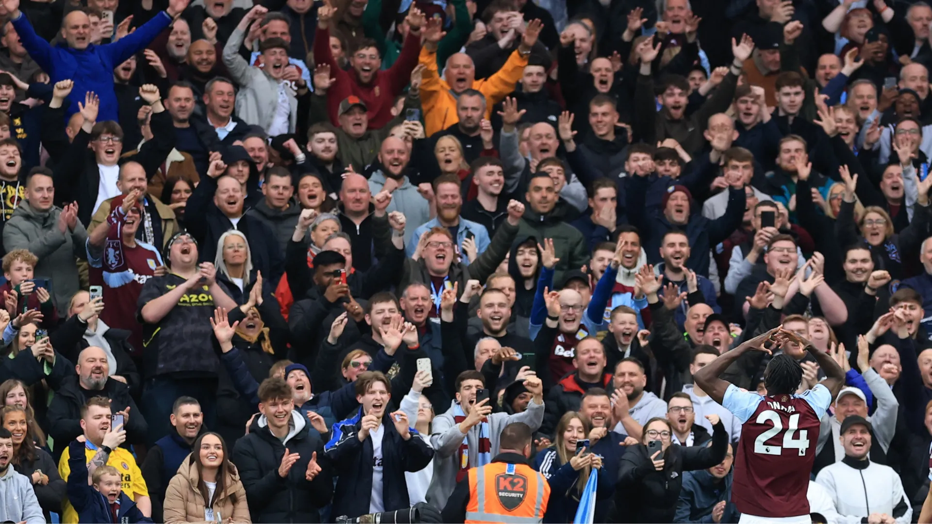 Khán đài Villa Park rực lửa với sự cuồng nhiệt của cổ động viên Aston Villa