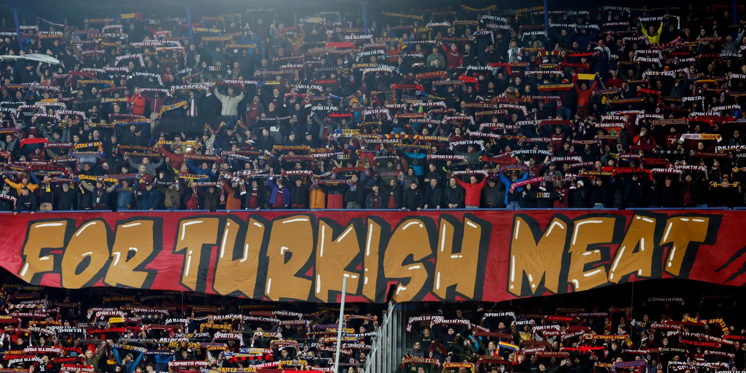 Khán giả Sparta Prague cổ vũ đội nhà tại sân vận động