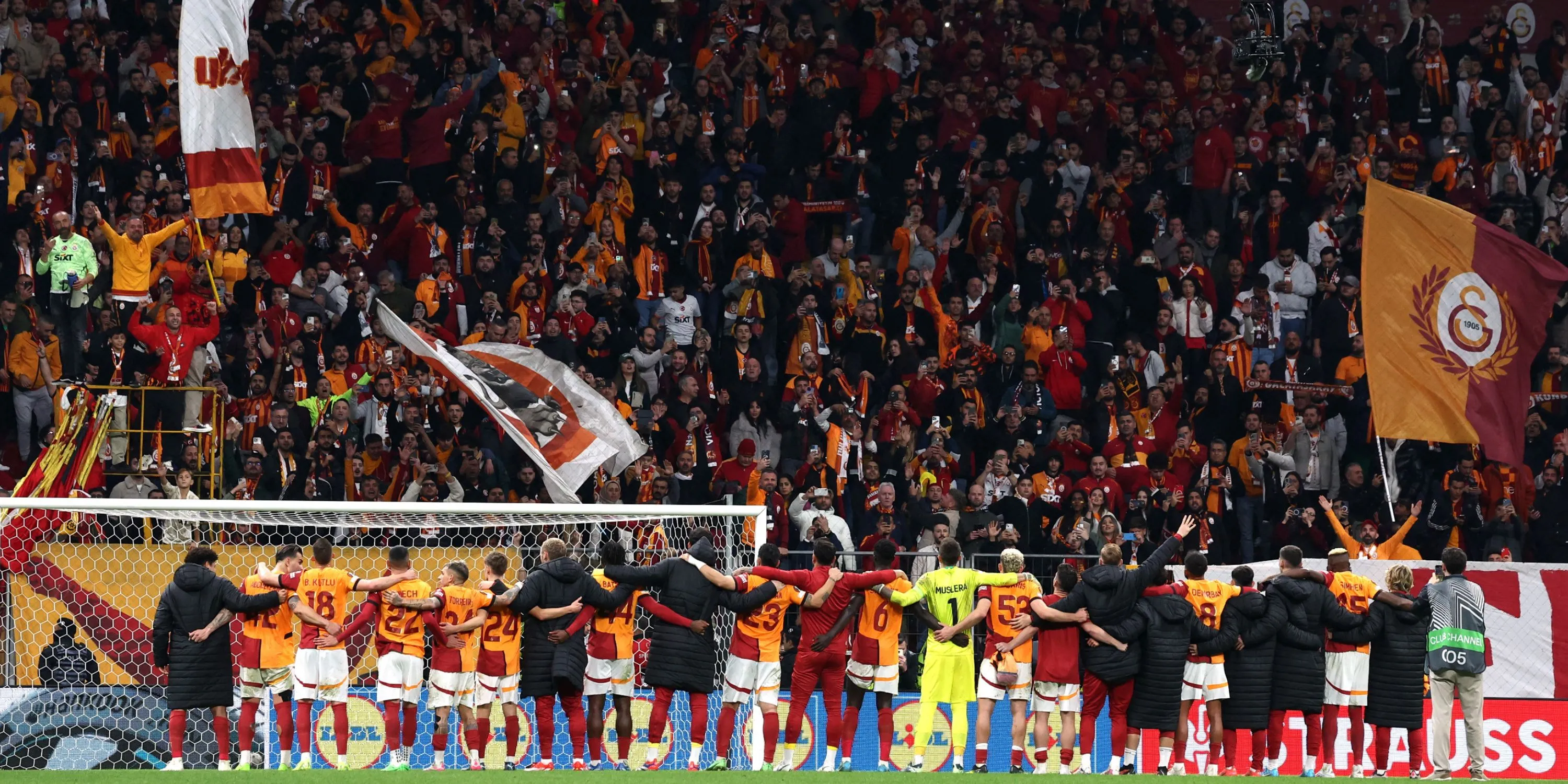 Khung cảnh khán đài cuồng nhiệt của fan Galatasaray với tifo lớn