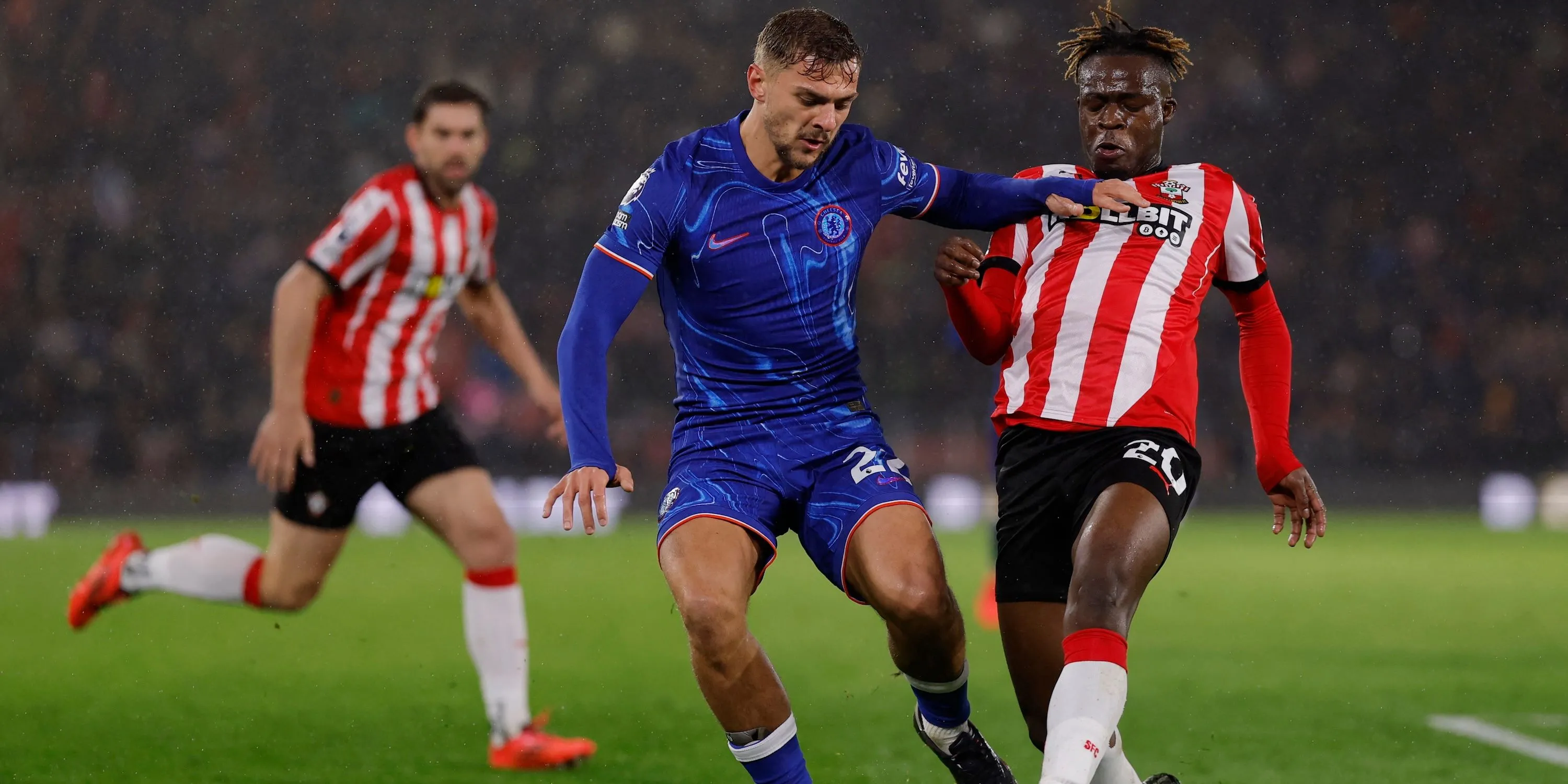 Kiernan Dewsbury-Hall của Chelsea tranh chấp bóng với Kamaldeen Sulemana của Southampton
