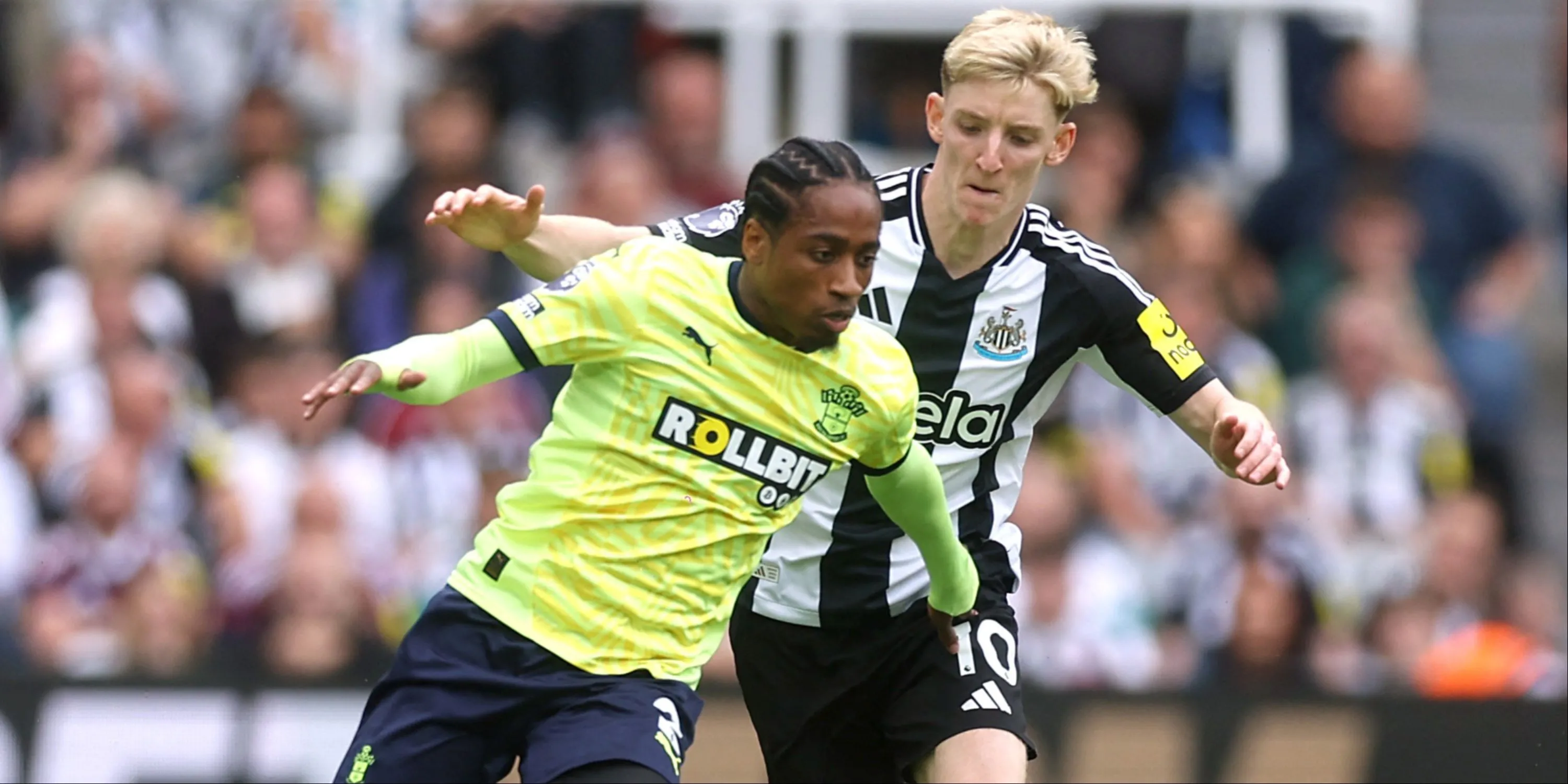 Kyle Walker-Peters trong màu áo Southampton tranh bóng
