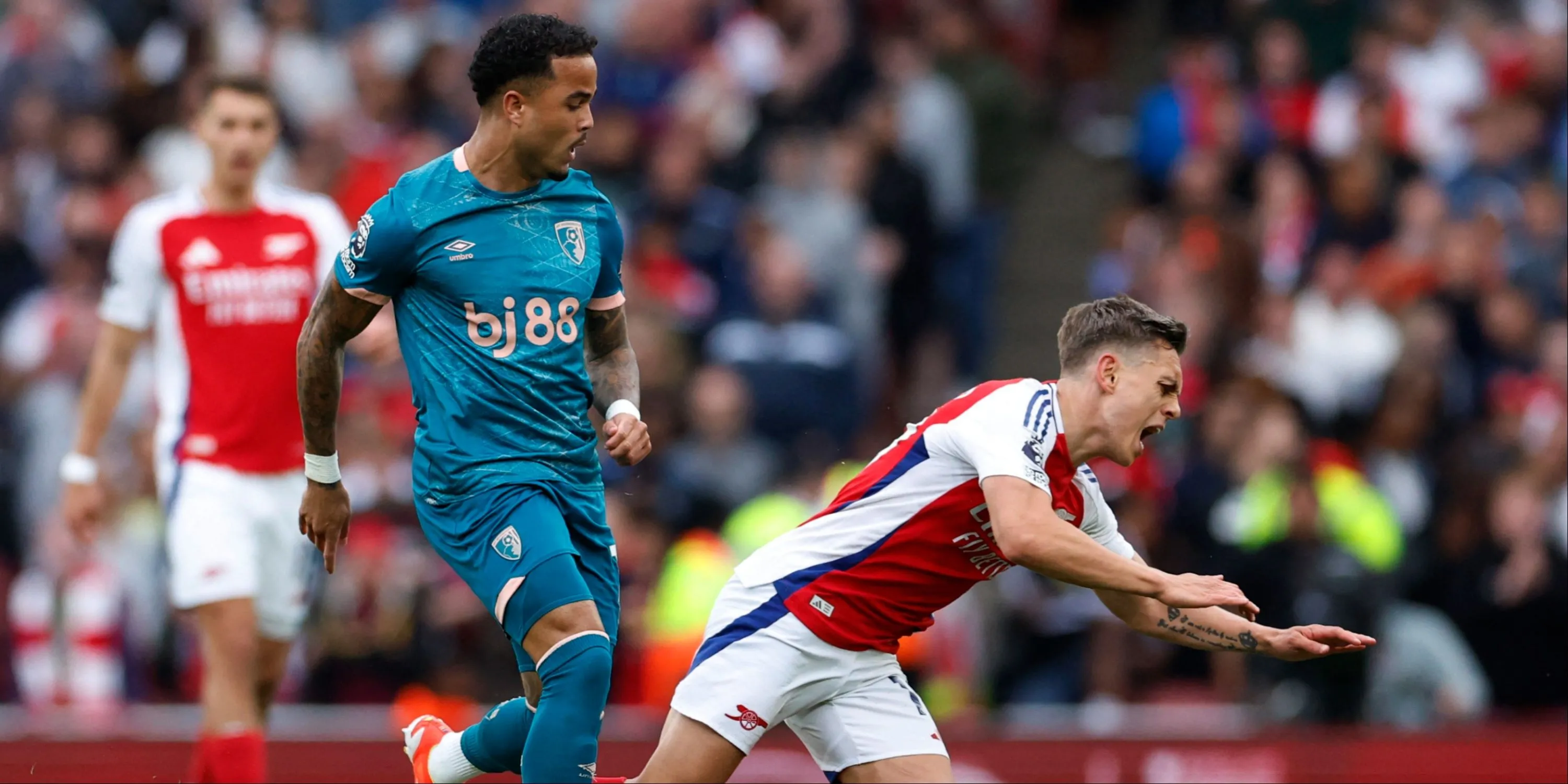 Leandro Trossard trong màu áo Arsenal đối đầu Justin Kluivert của Bournemouth