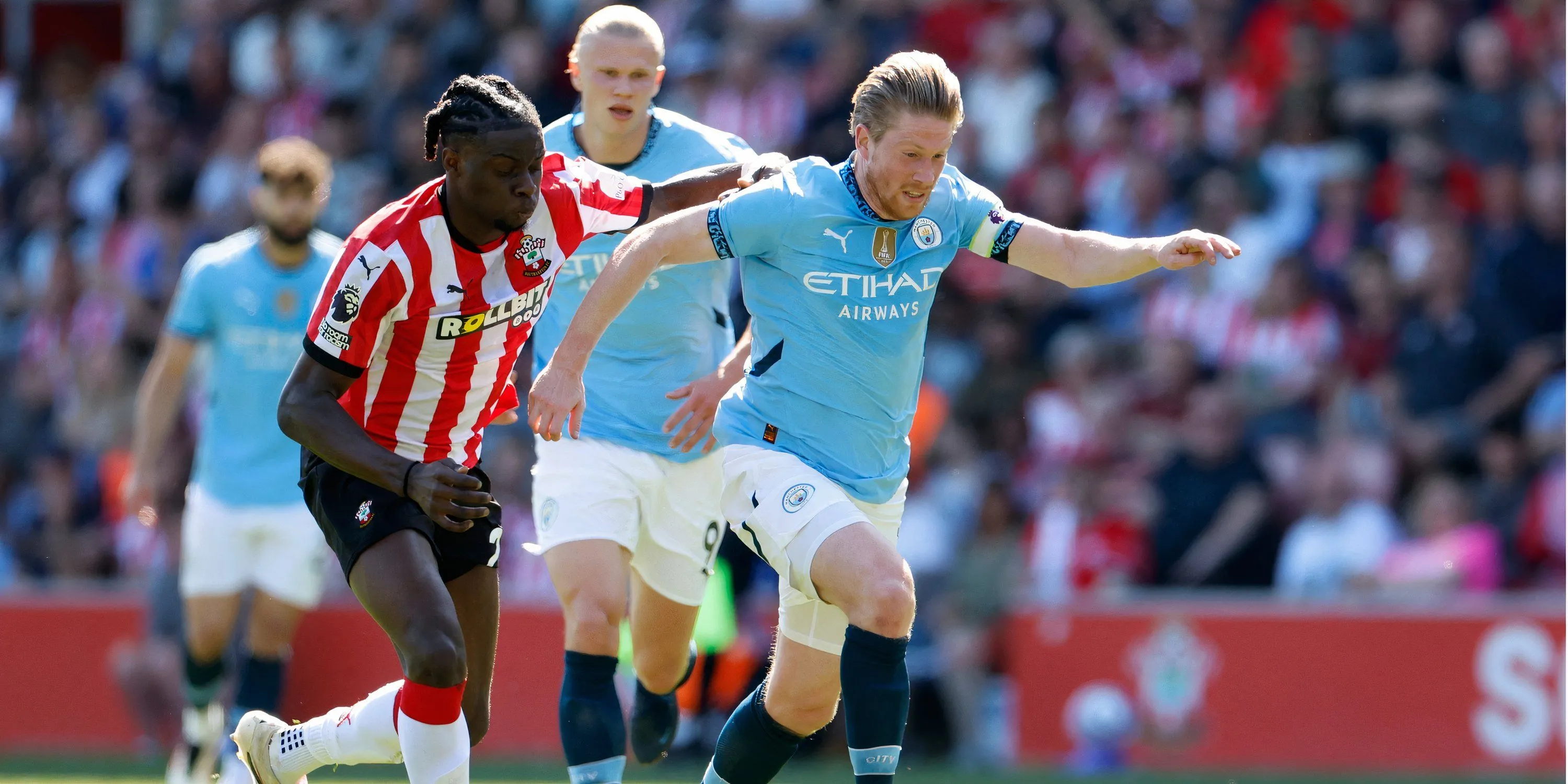 Logo Man City và sân Etihad - dấu hiệu cho một mùa hè chuyển nhượng bận rộn