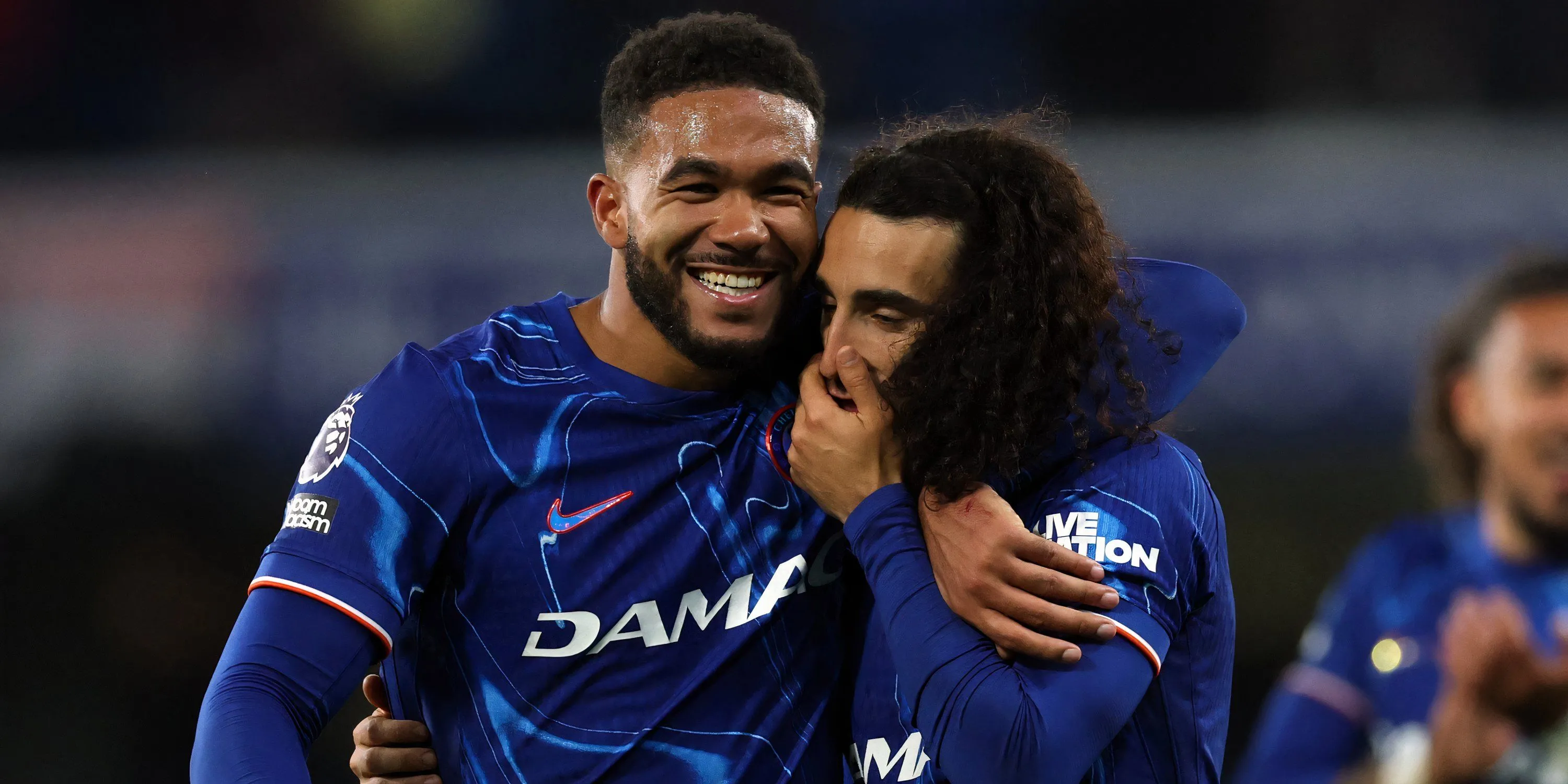 Marc Cucurella và Reece James ăn mừng bàn thắng quyết định giúp Chelsea đánh bại Manchester United