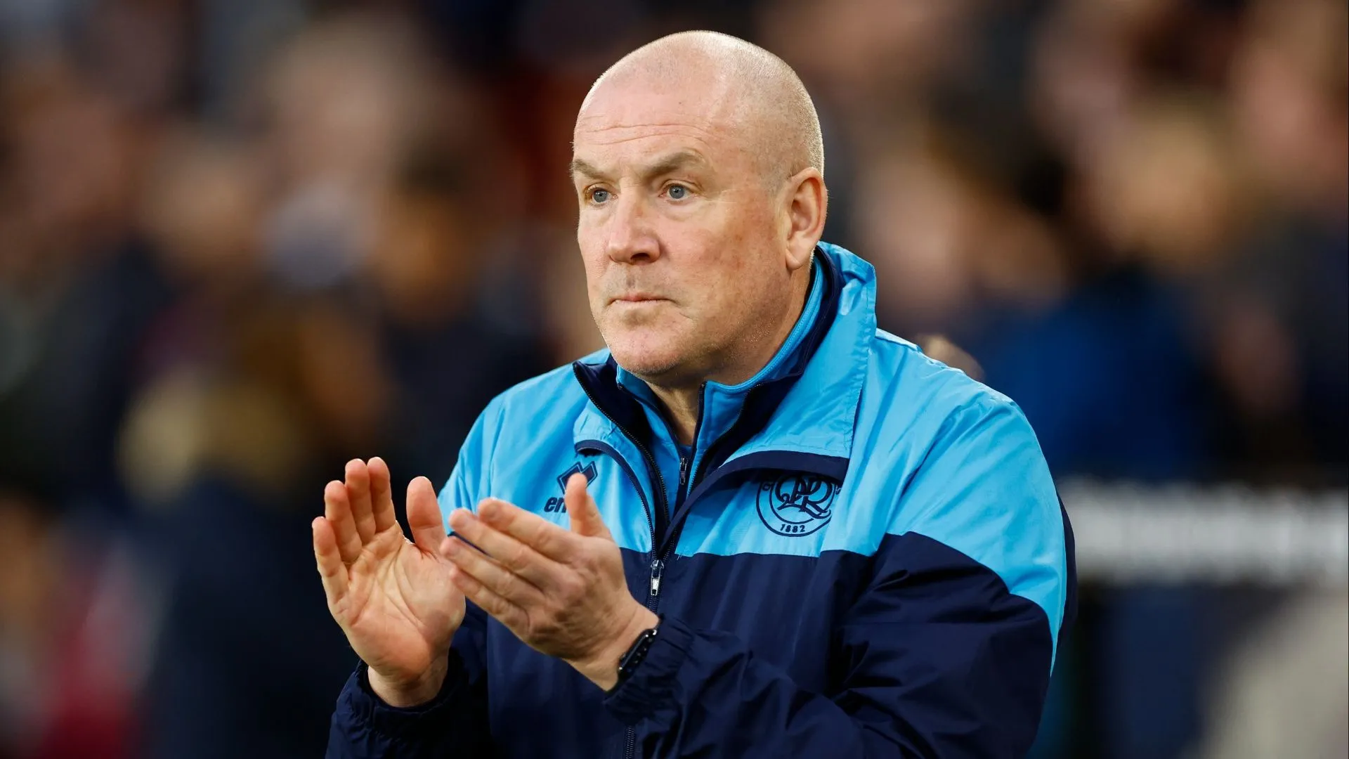 Mark Warburton và những chỉ đạo chiến thuật cho cầu thủ QPR trên sân tập.