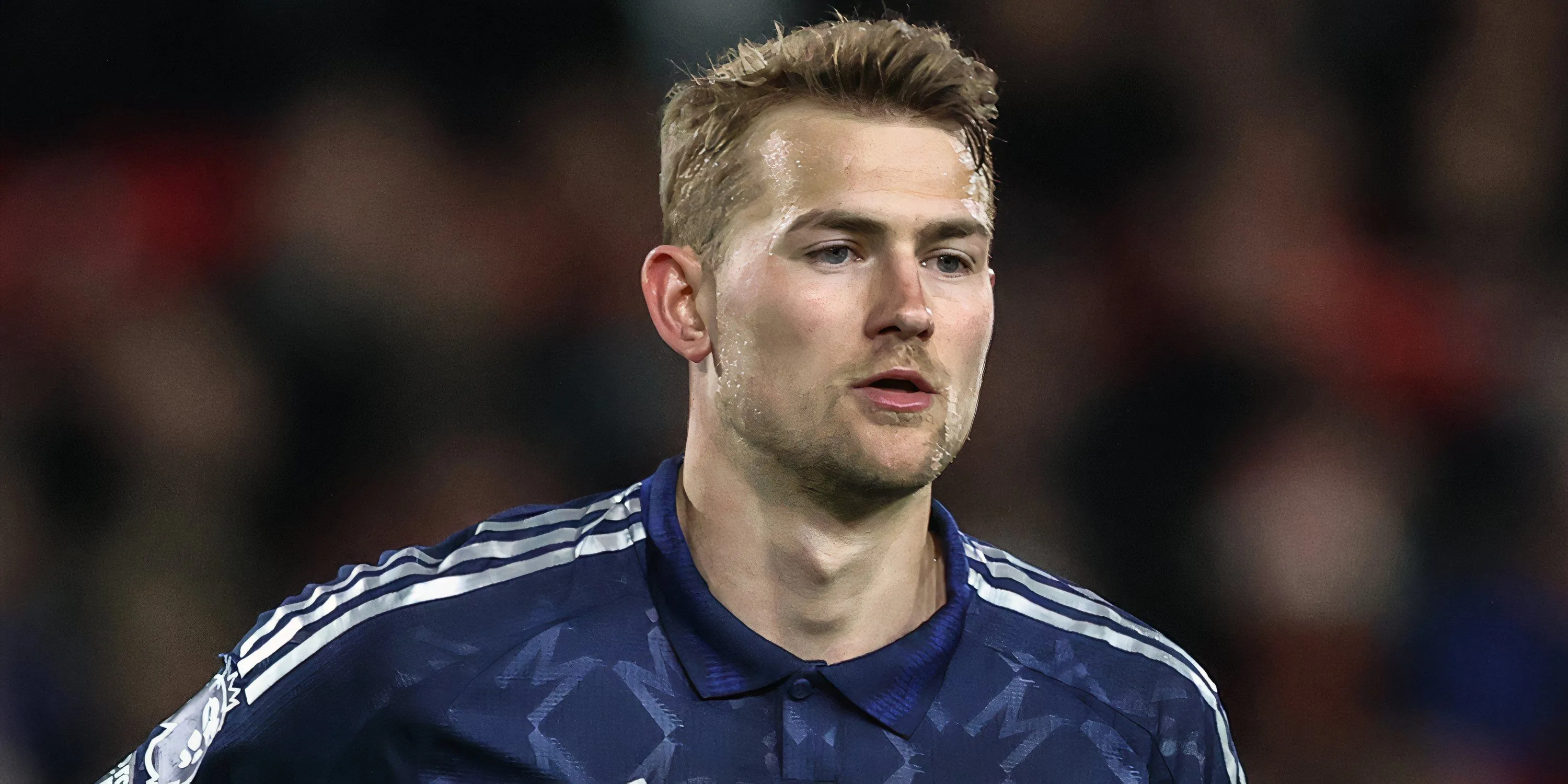 Matthijs de Ligt tỏ ra đau đớn sau chấn thương trong màu áo Man Utd