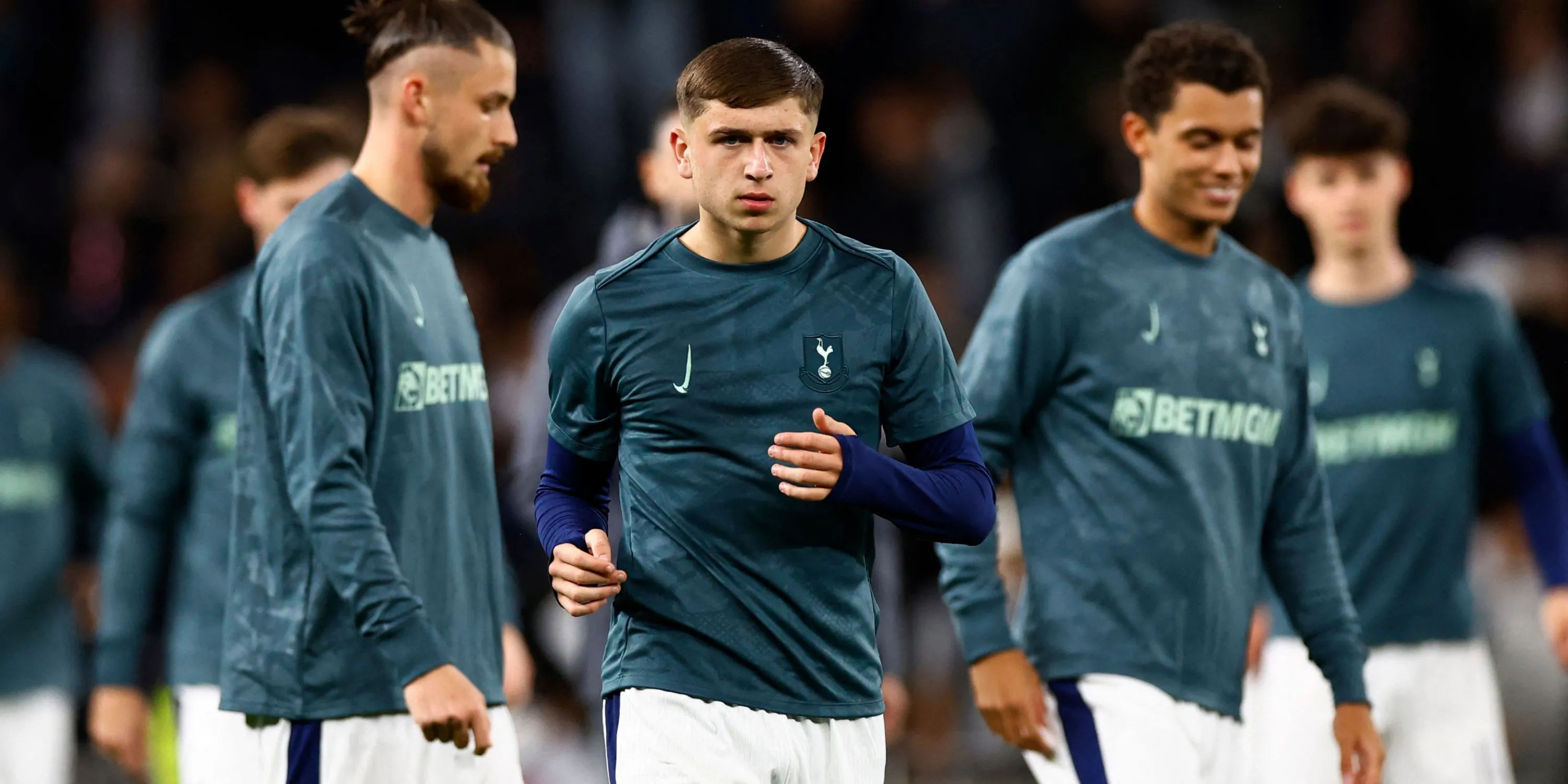 Mikey Moore chuẩn bị cho trận đấu tại cúp châu Âu trong màu áo Tottenham