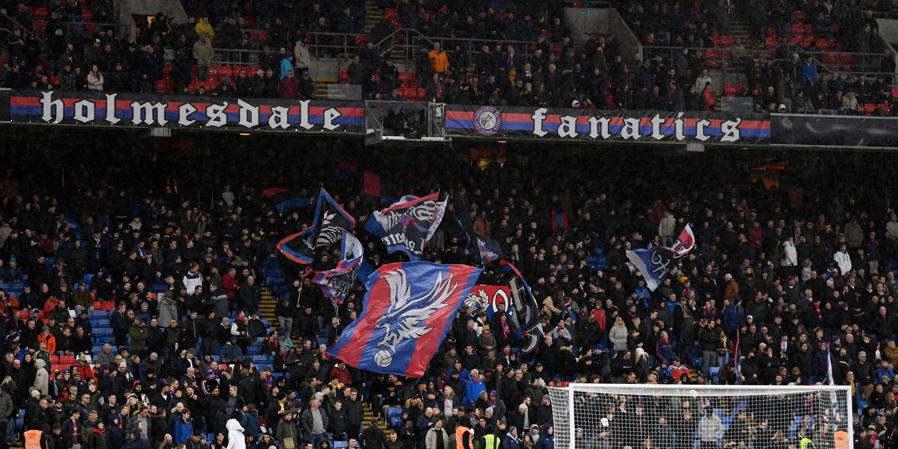 Người hâm mộ Crystal Palace cổ vũ cuồng nhiệt trên khán đài Selhurst Park.