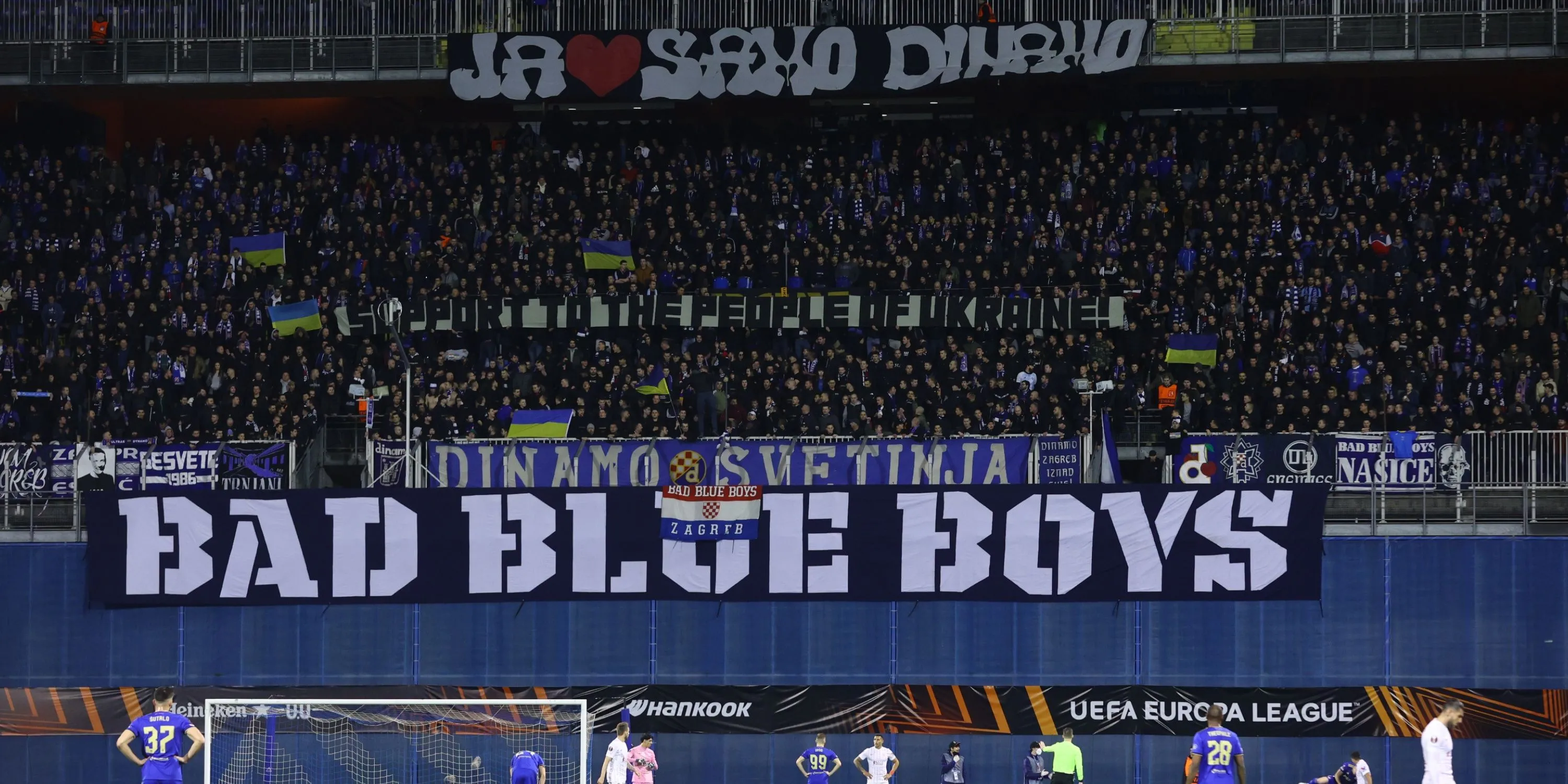 Người hâm mộ Dinamo Zagreb (Bad Blue Boys) tạo biển xanh trên khán đài