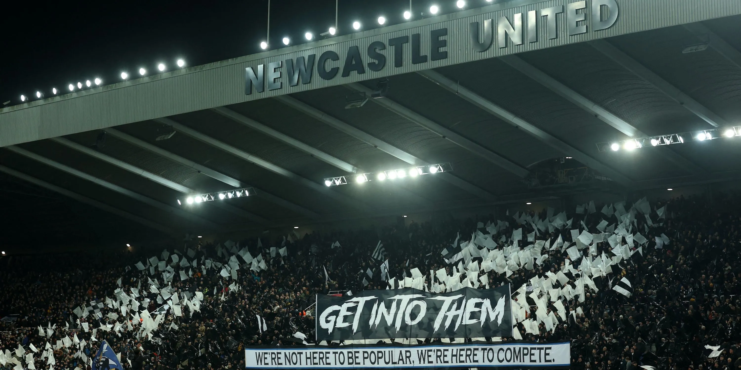 Người hâm mộ Newcastle United cổ vũ đội nhà trước trận đấu
