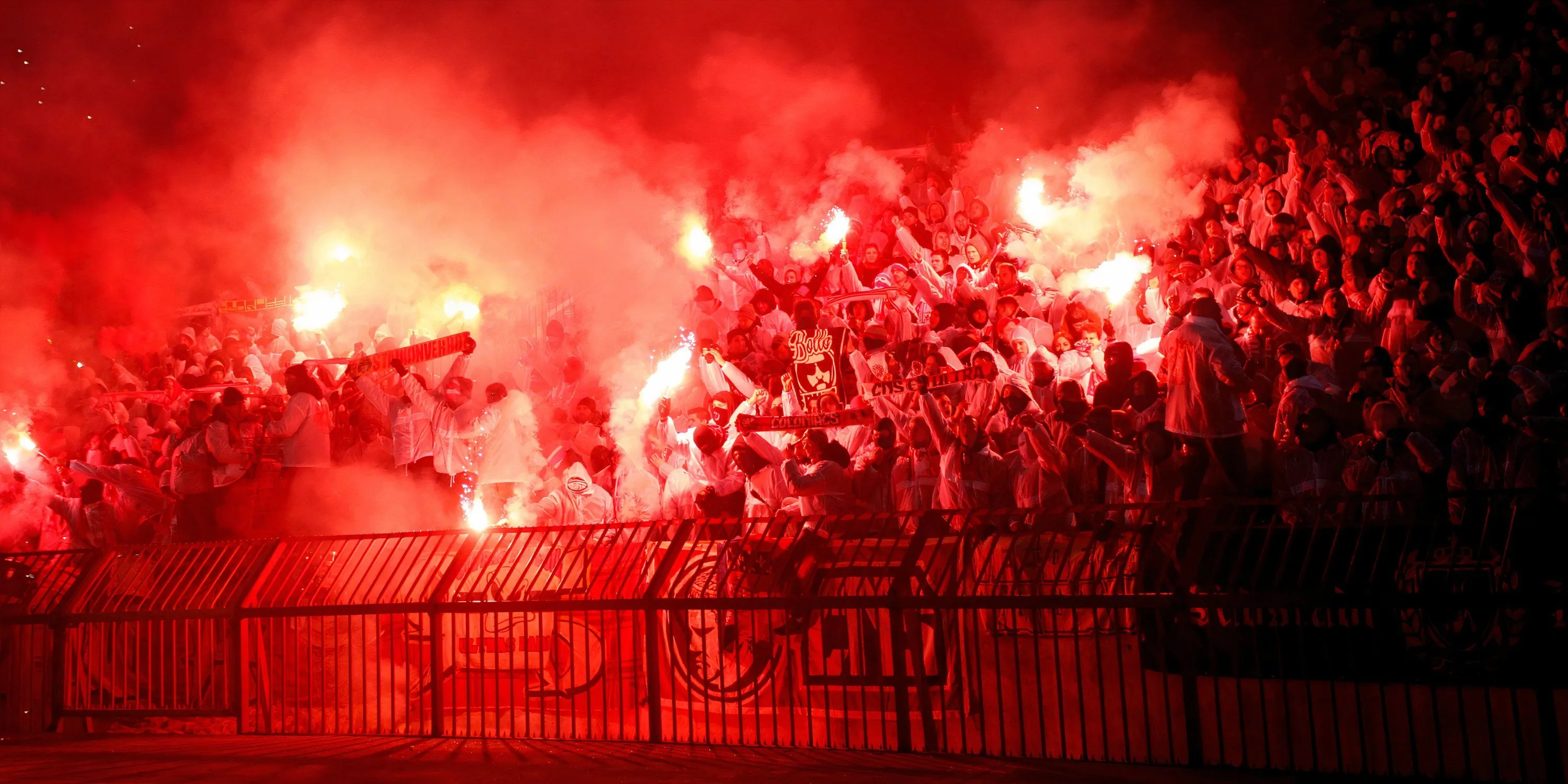 Người hâm mộ Red Star Belgrade với biểu ngữ và cờ trên khán đài