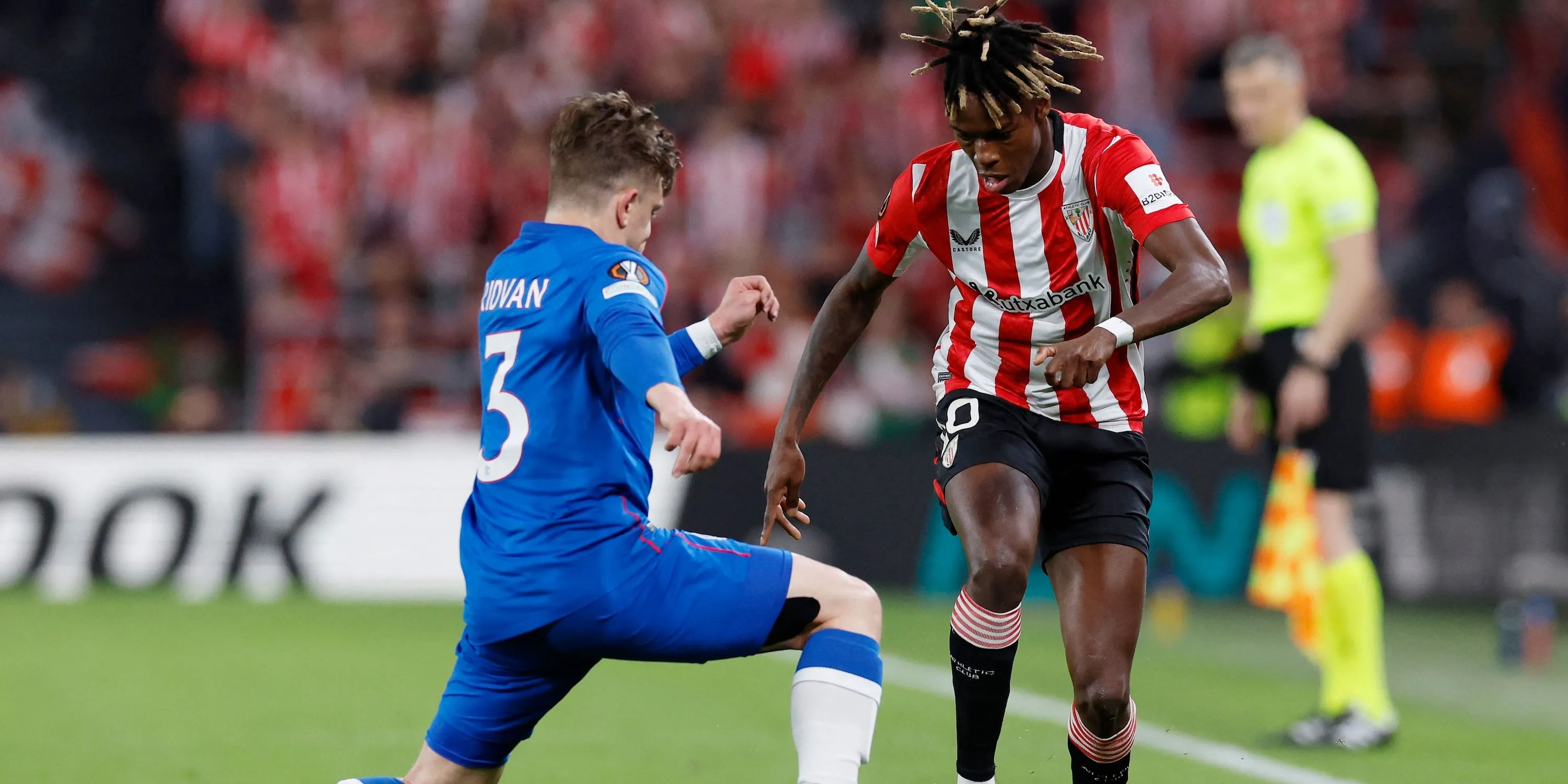 Nico Williams (Athletic Bilbao) đi bóng kỹ thuật trong một trận đấu, mục tiêu chuyển nhượng của Arsenal