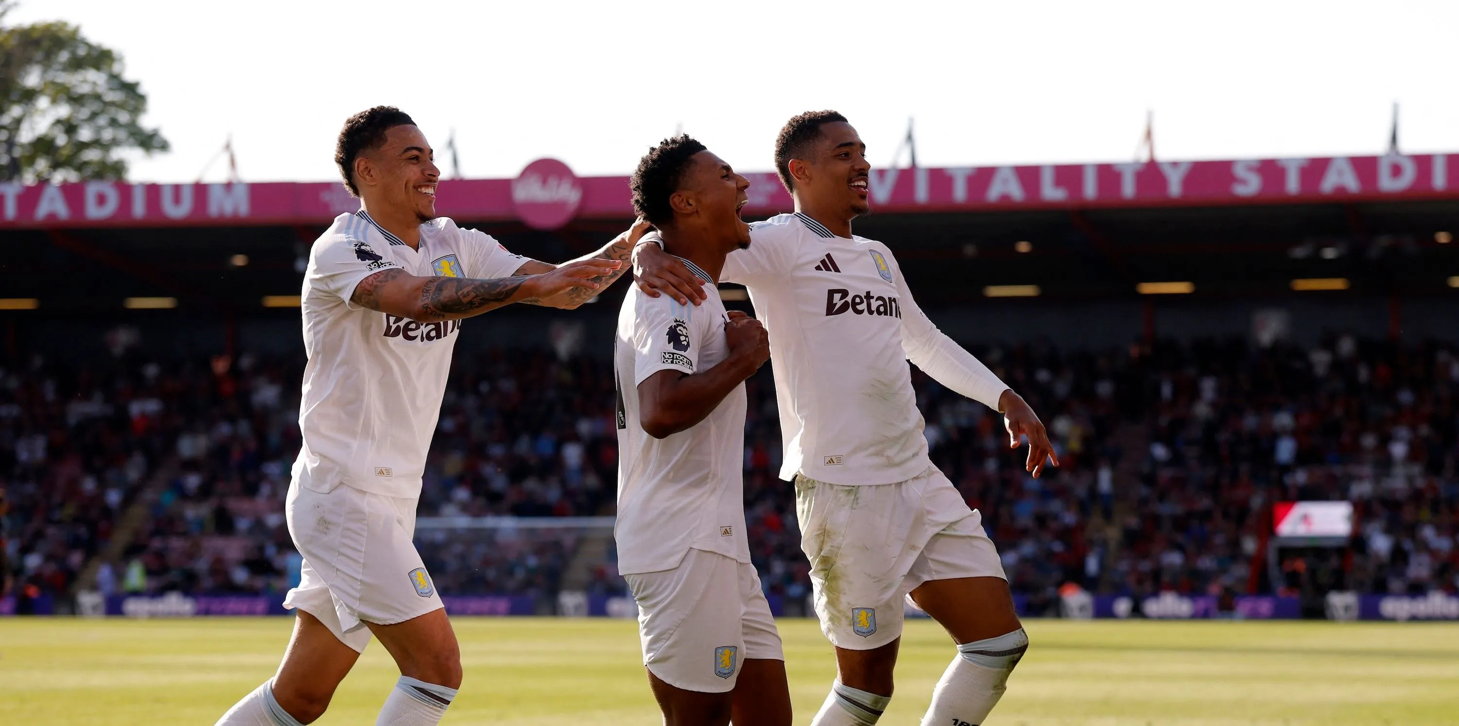 Ollie Watkins ăn mừng bàn thắng quan trọng cho Aston Villa cùng đồng đội