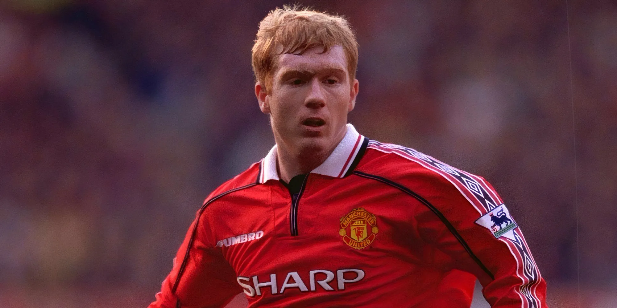 Paul Scholes trong màu áo Manchester United đang kiểm soát bóng