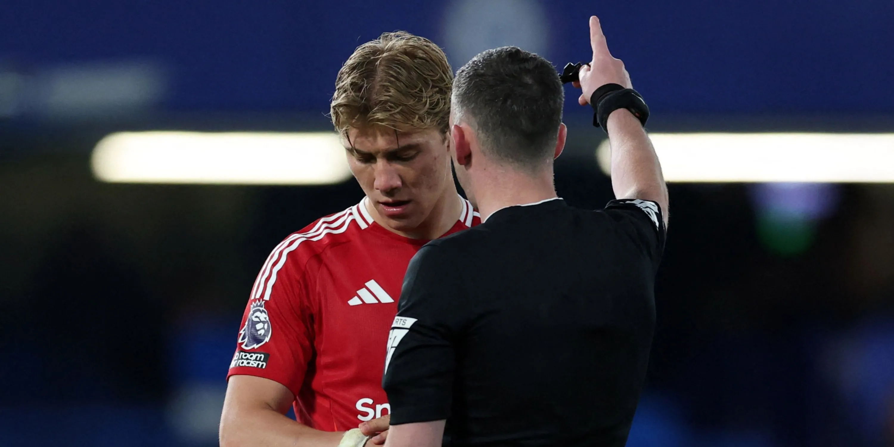 Rasmus Hojlund trong trận đấu giữa MU và Chelsea tại Stamford Bridge