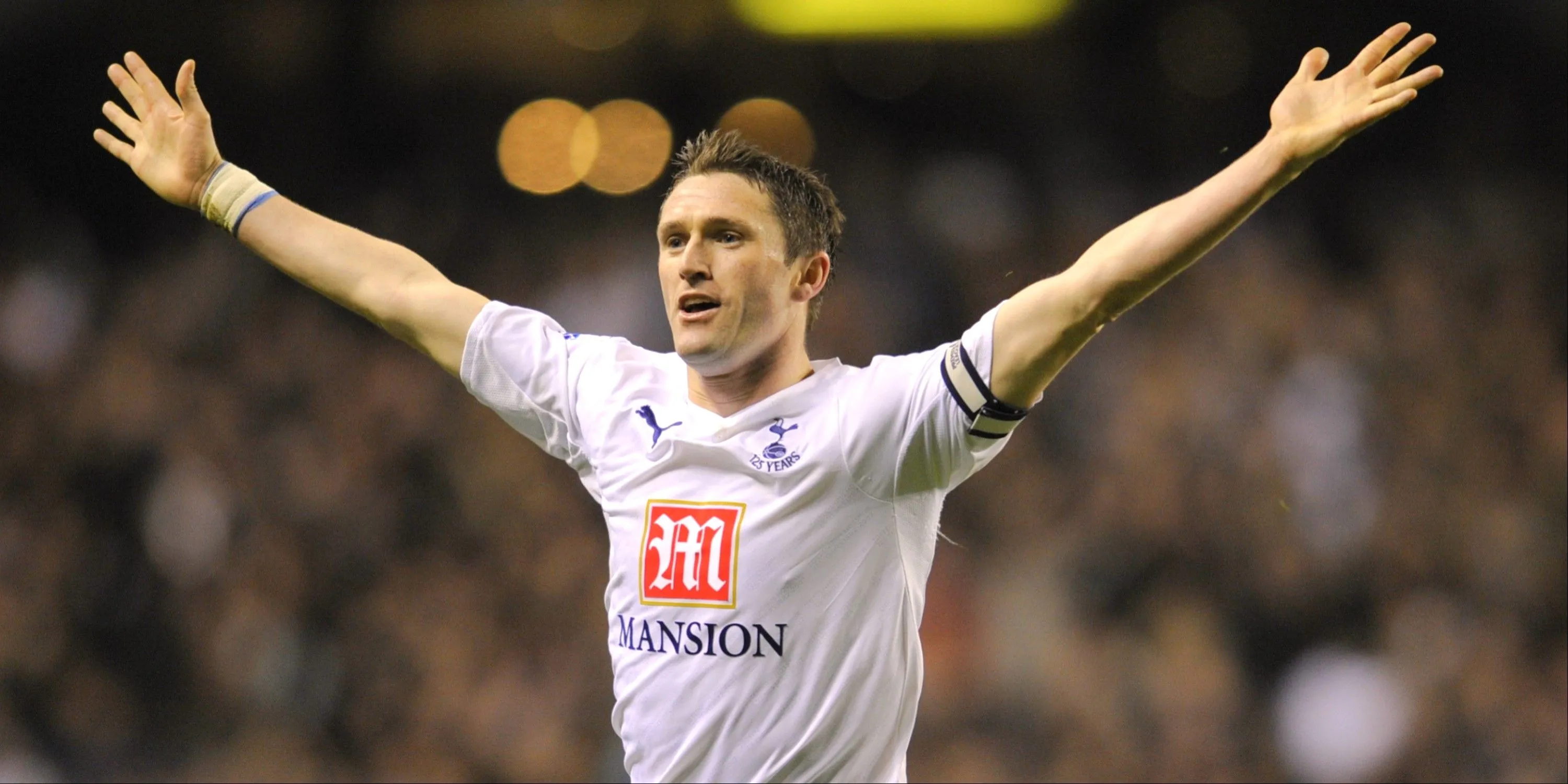 Robbie Keane ăn mừng bàn thắng cho Tottenham