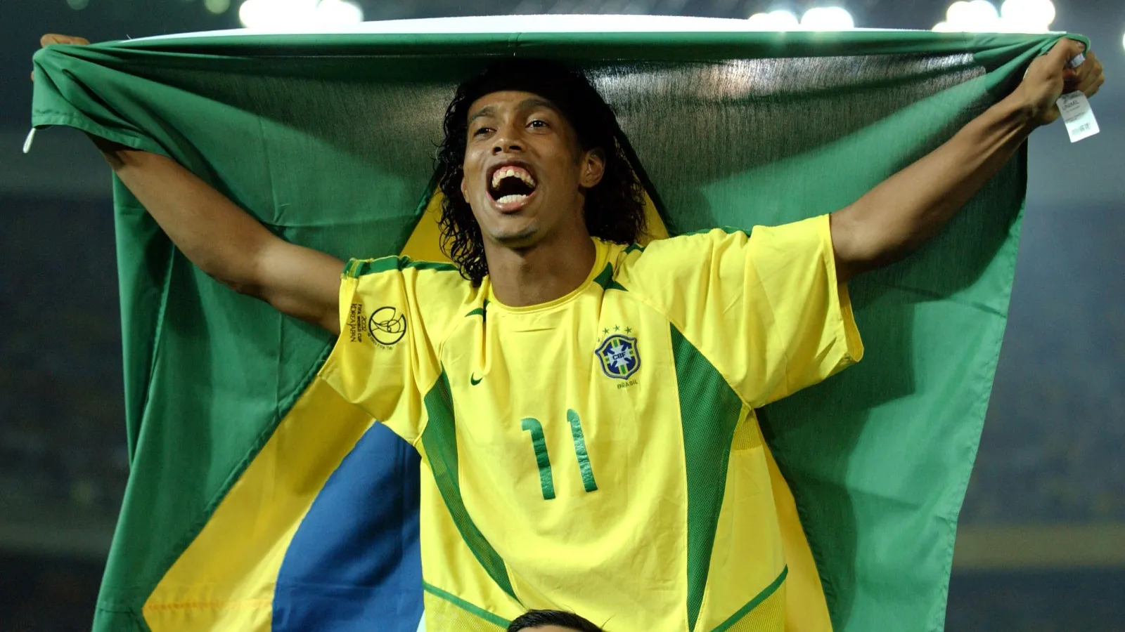 Ronaldinho ăn mừng vô địch World Cup 2002 cùng Brazil - Ngôi sao đối mặt khó khăn tài chính sau sự nghiệp.