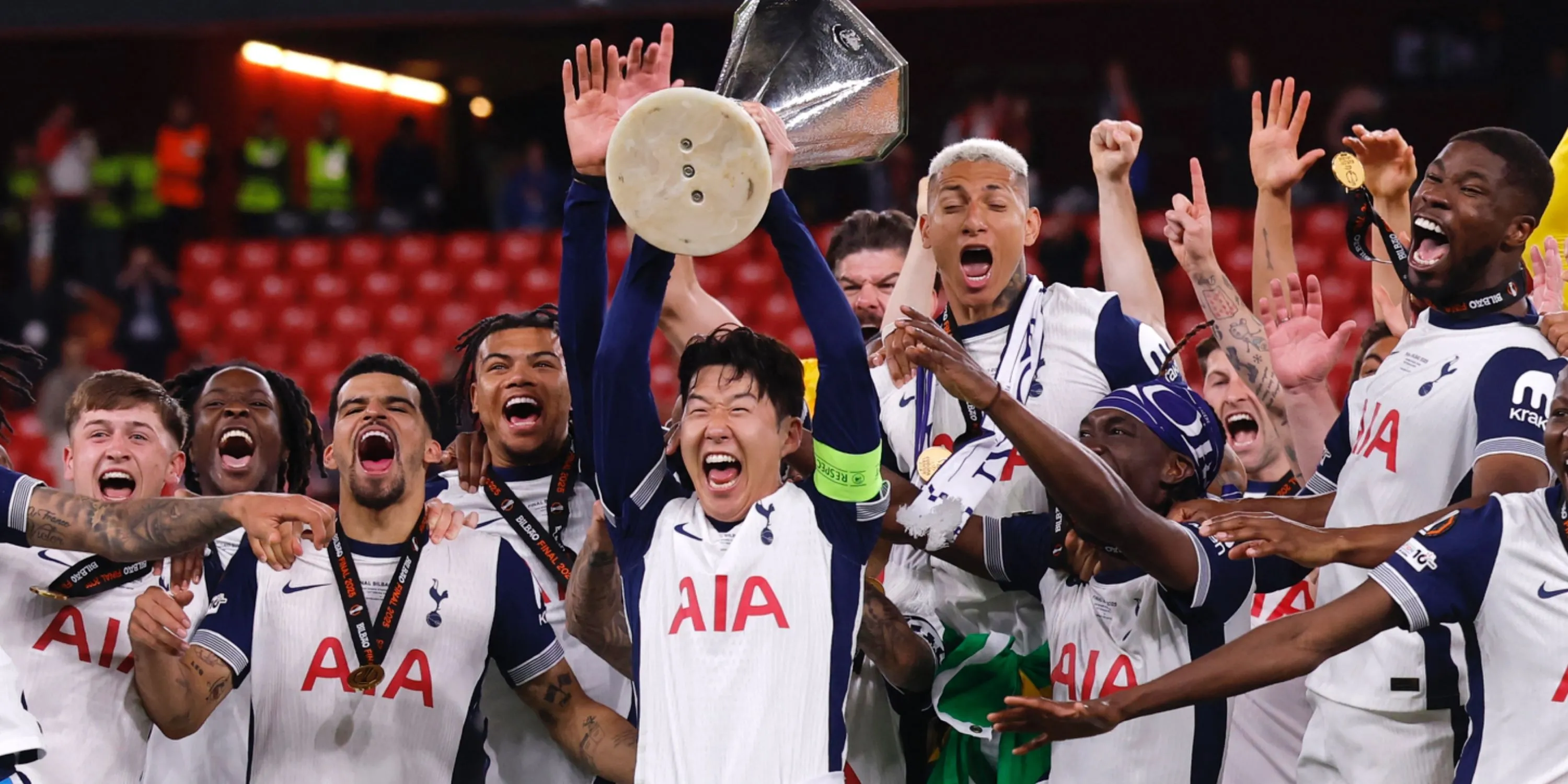 Son Heung-min ăn mừng cùng đồng đội Tottenham nâng cao cúp vô địch Europa League sau trận thắng Manchester United
