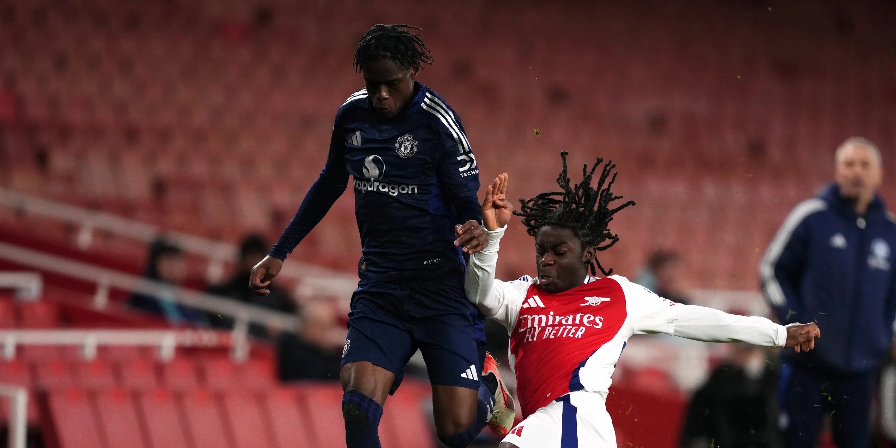 Tài năng trẻ Bendito Mantato của Manchester United trong một buổi tập cùng đội một
