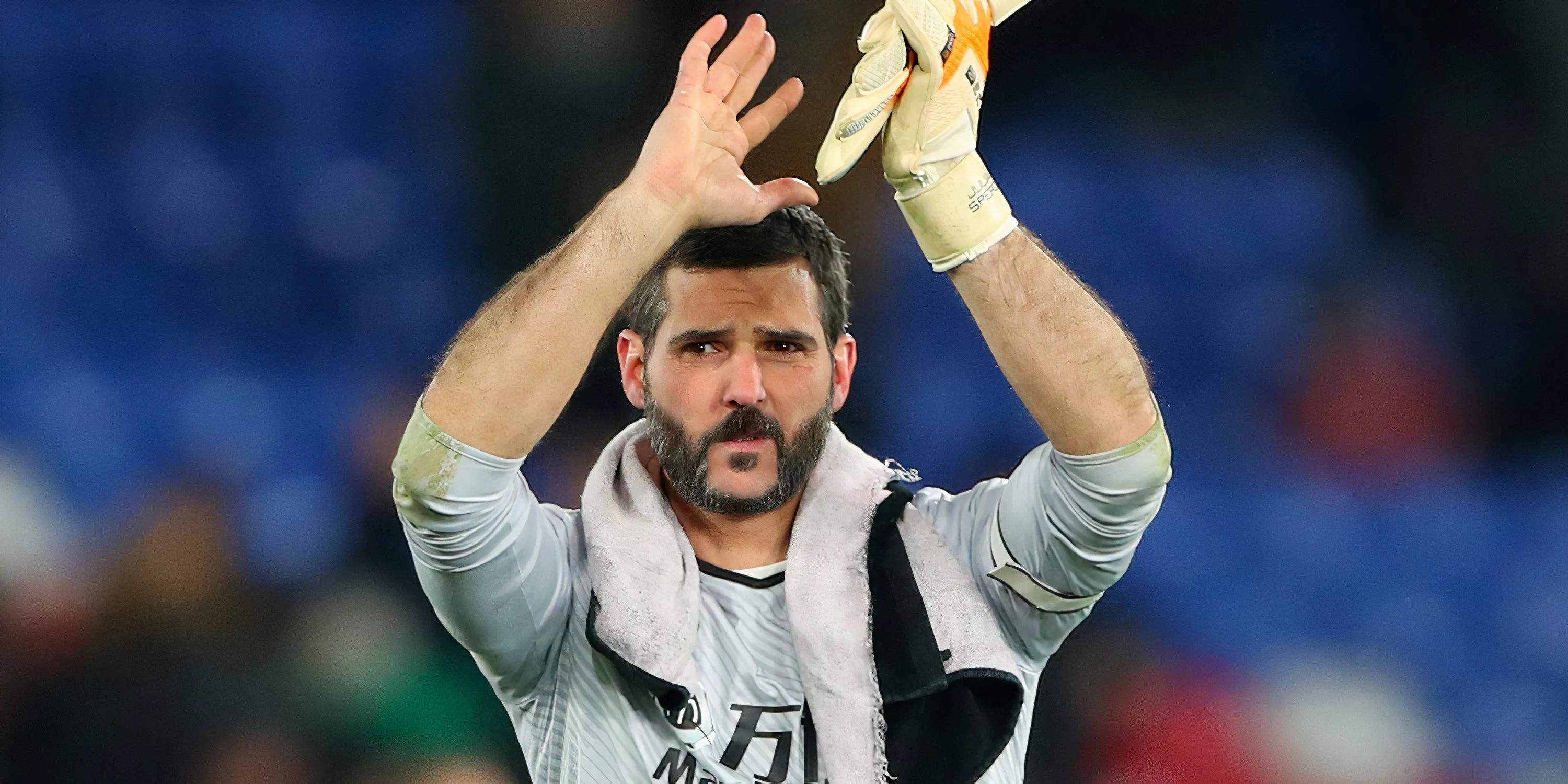 Thủ môn huyền thoại Julian Speroni của Crystal Palace thực hiện pha cản phá