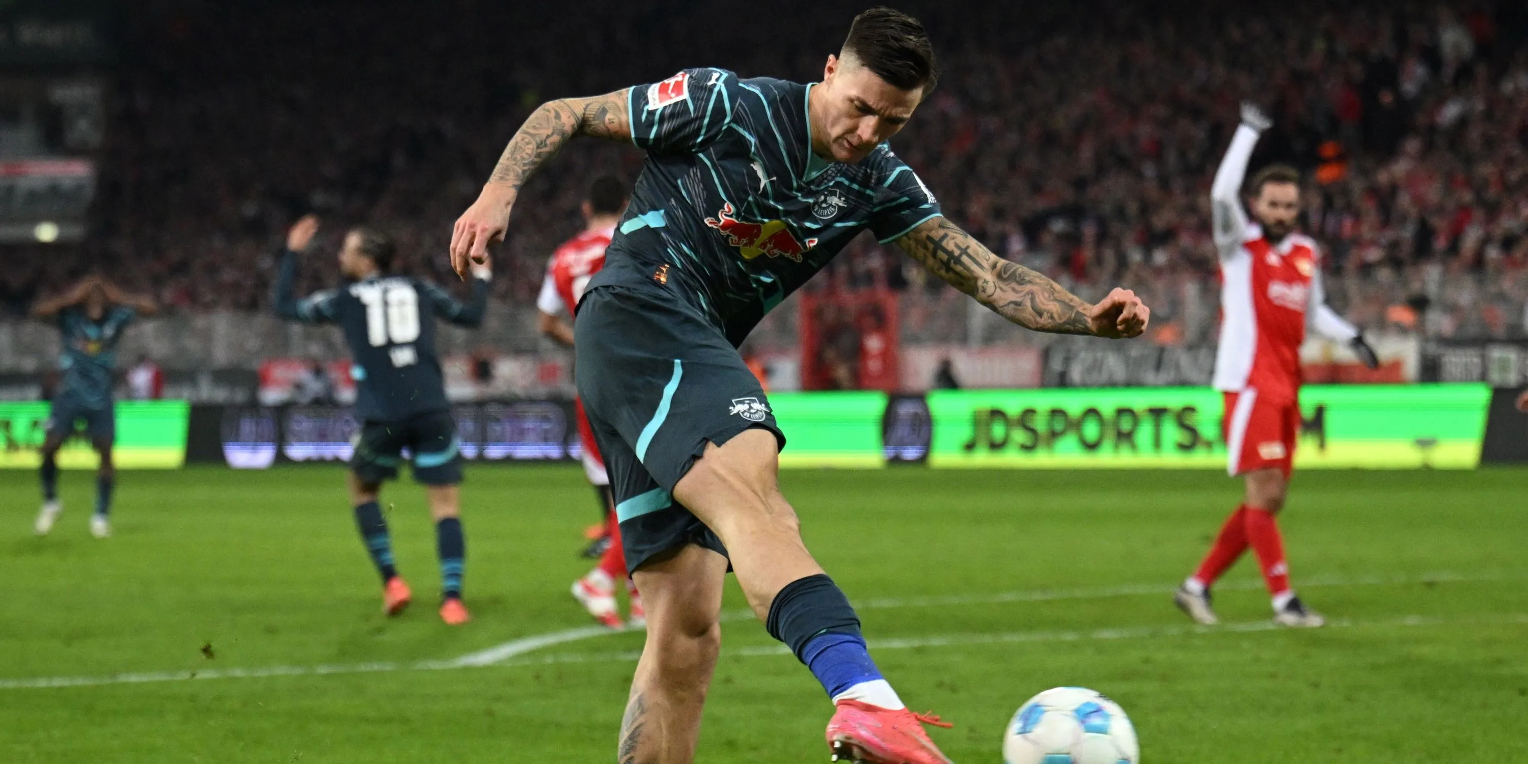Tiền đạo Benjamin Sesko của RB Leipzig tung cú sút về phía khung thành