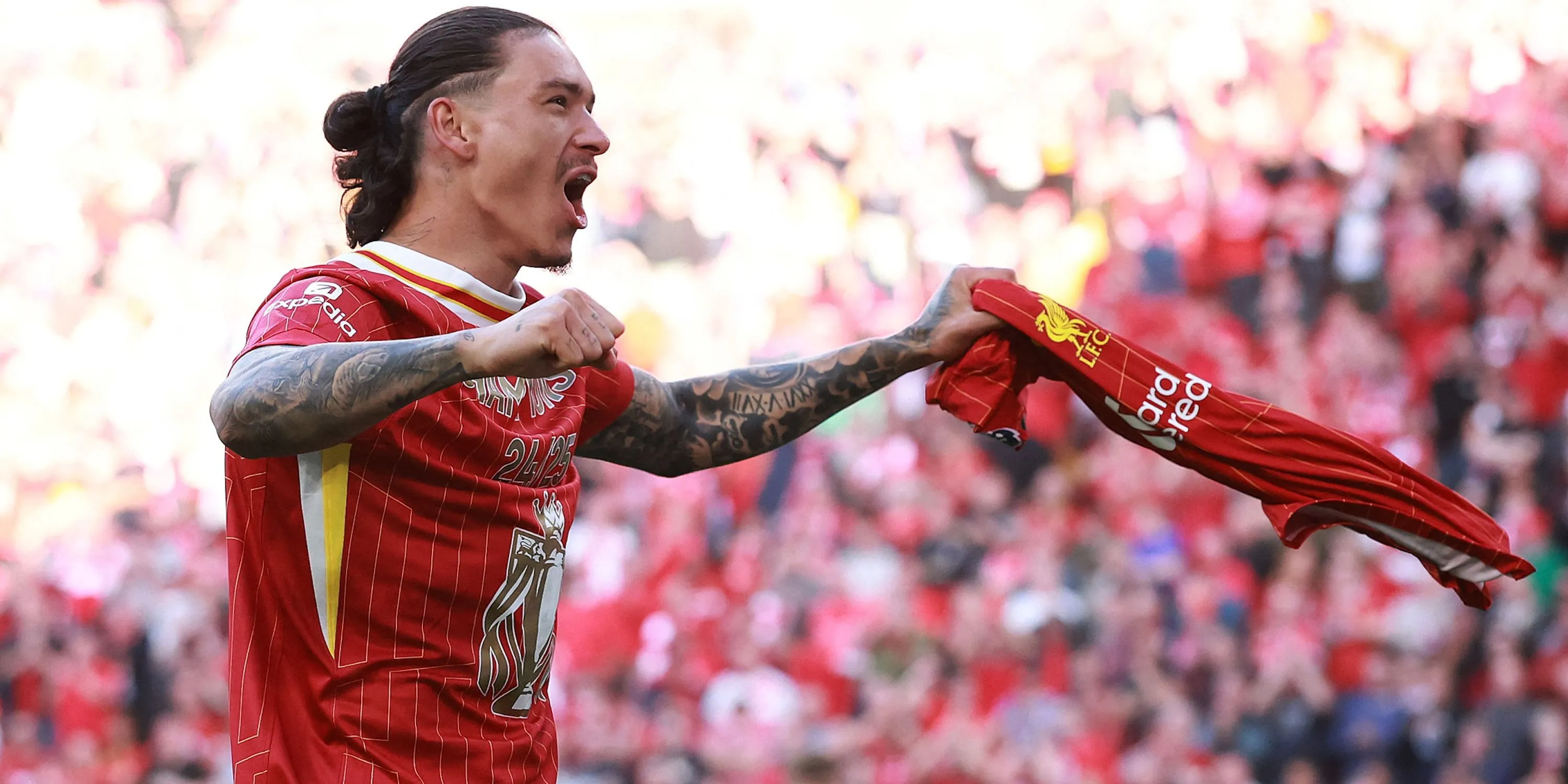 Tiền đạo Darwin Nunez ăn mừng cùng Liverpool sau khi vô địch Premier League