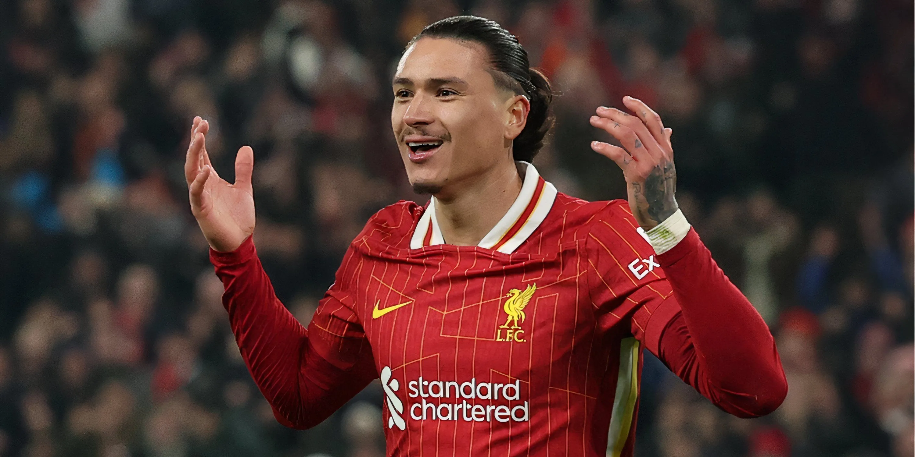 Tiền đạo Darwin Nunez của Liverpool trên sân cỏ