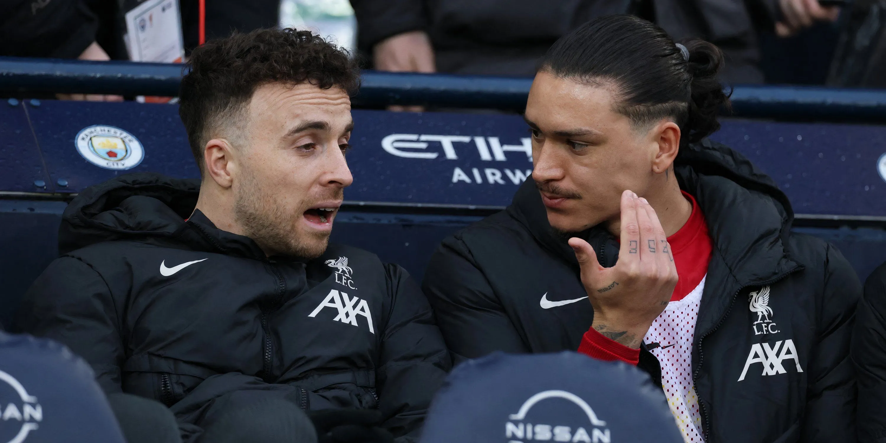 Tiền đạo Darwin Nunez và Diogo Jota của Liverpool ngồi trên băng ghế dự bị