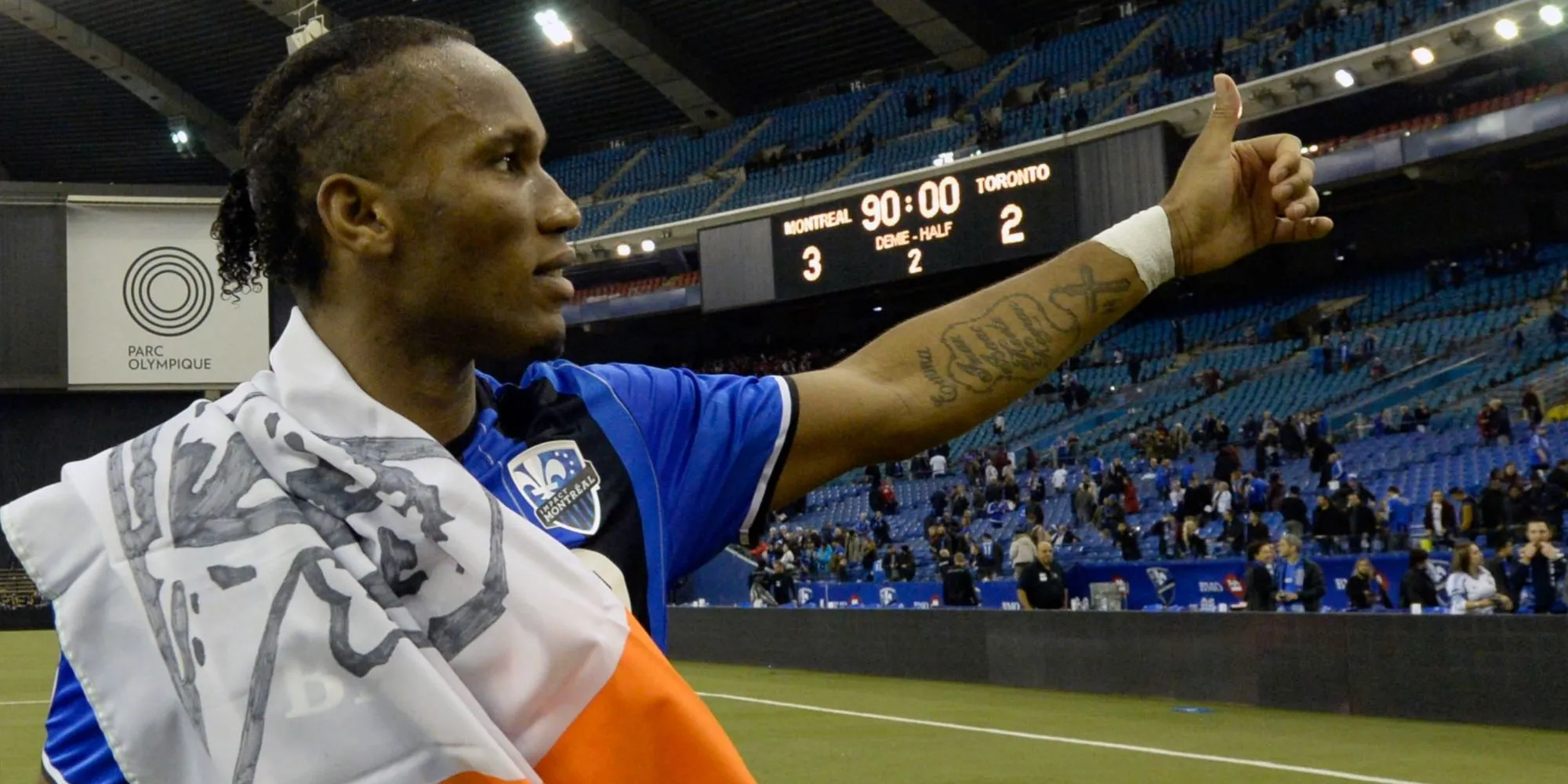 Tiền đạo Didier Drogba của Montreal Impact giao lưu với người hâm mộ sau trận đấu tại MLS