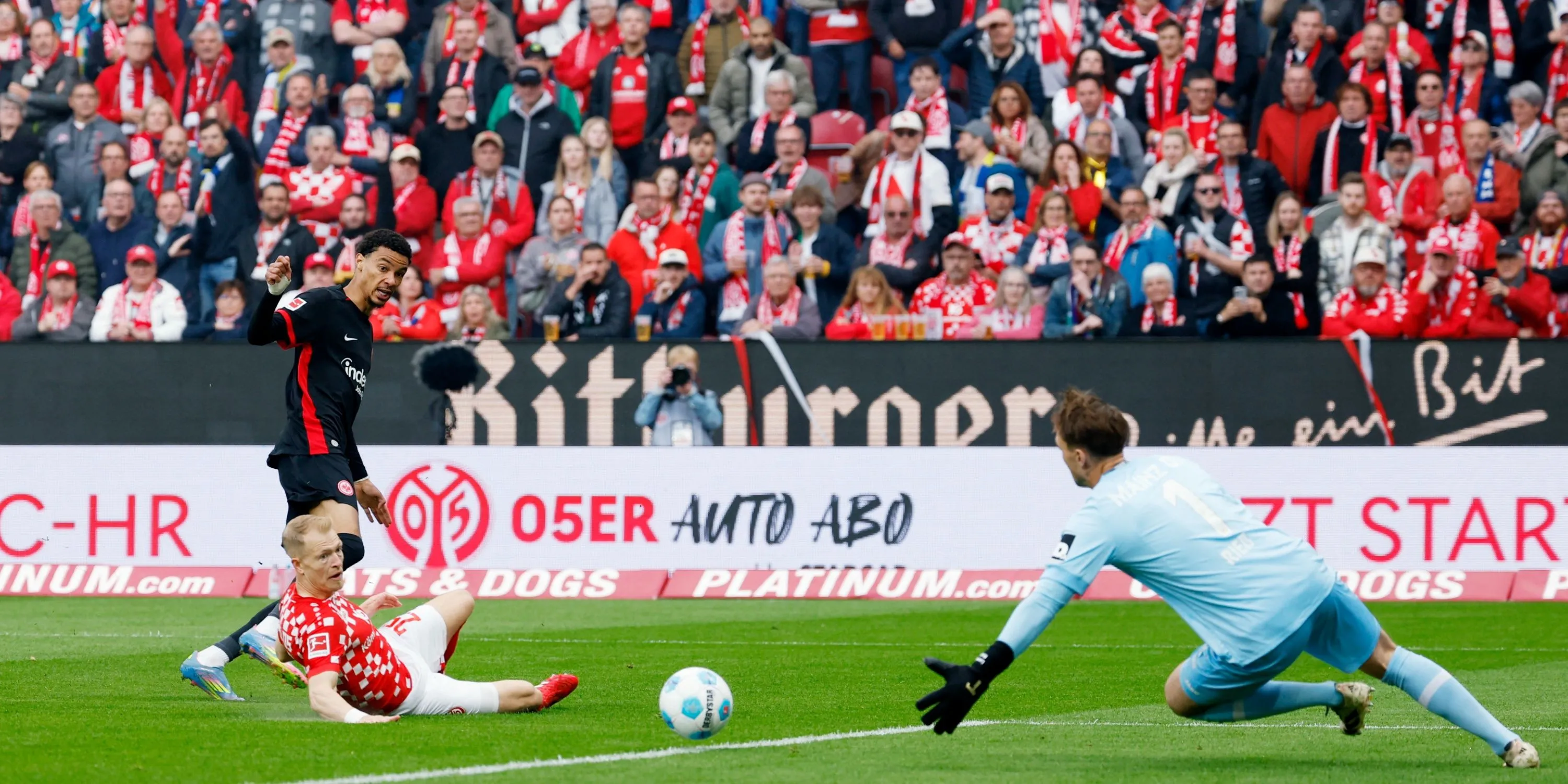 Tiền đạo Hugo Ekitike trong màu áo Eintracht Frankfurt, mục tiêu chuyển nhượng của Arsenal từ Bundesliga