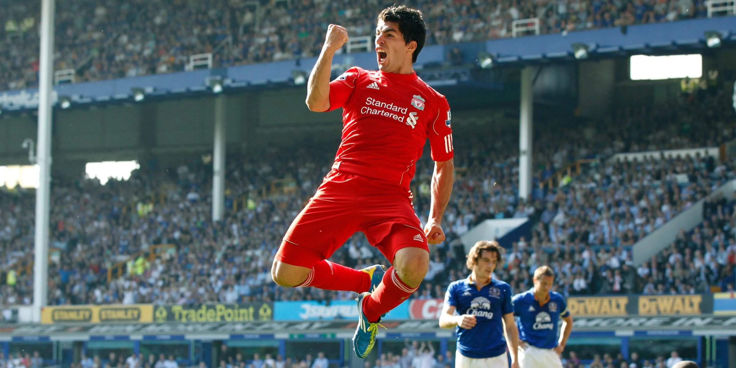 Tiền đạo huyền thoại Luis Suarez ăn mừng trong màu áo Liverpool