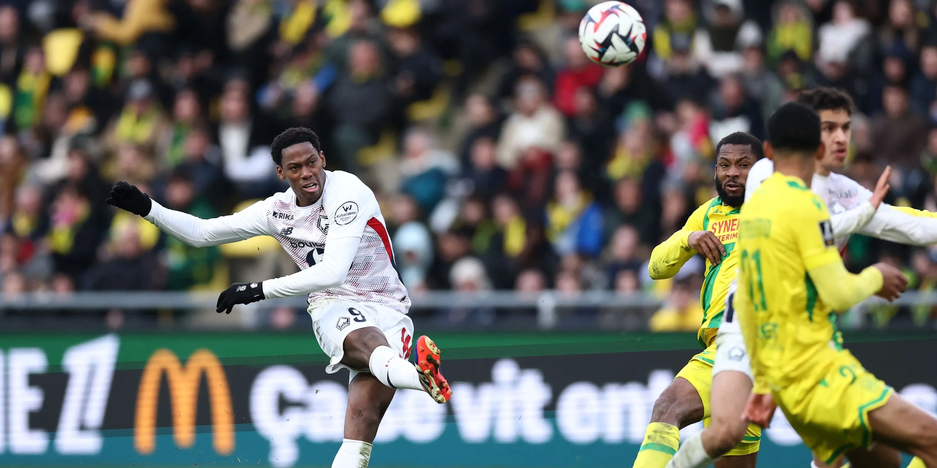 Tiền đạo Jonathan David (Lille) dứt điểm trong một trận đấu tại Ligue 1