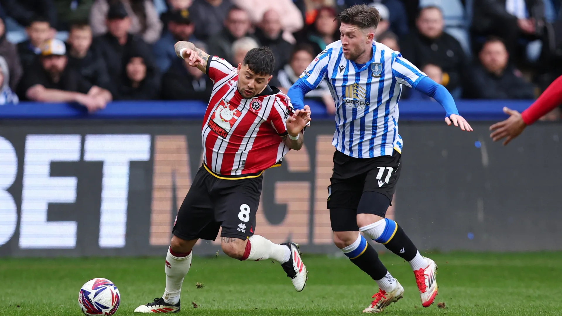 Tiền đạo Josh Windass của Sheffield Wednesday trong một pha tranh bóng quyết liệt tại Championship