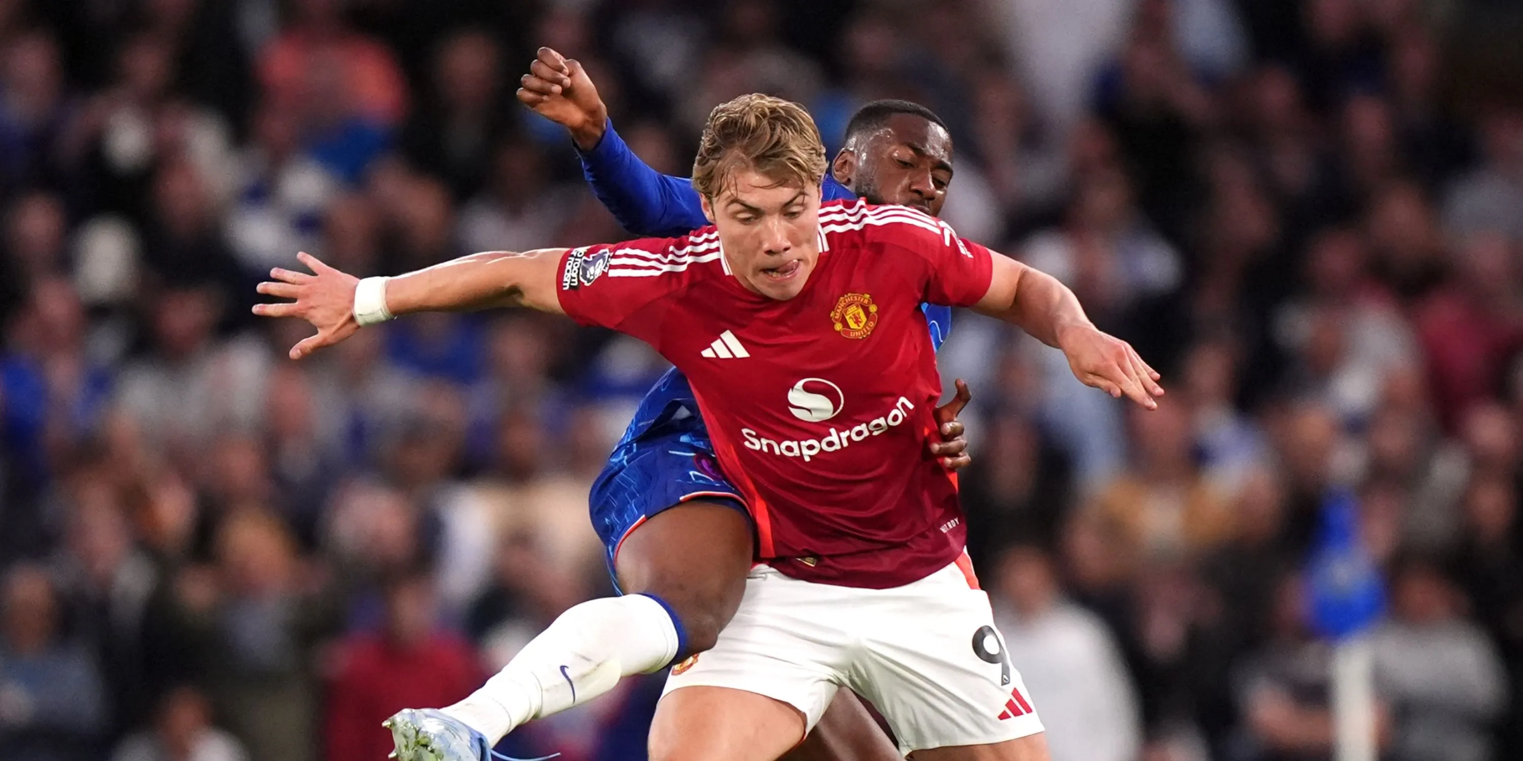 Tiền đạo Rasmus Hojlund thể hiện sự thất vọng sau trận thua của Manchester United