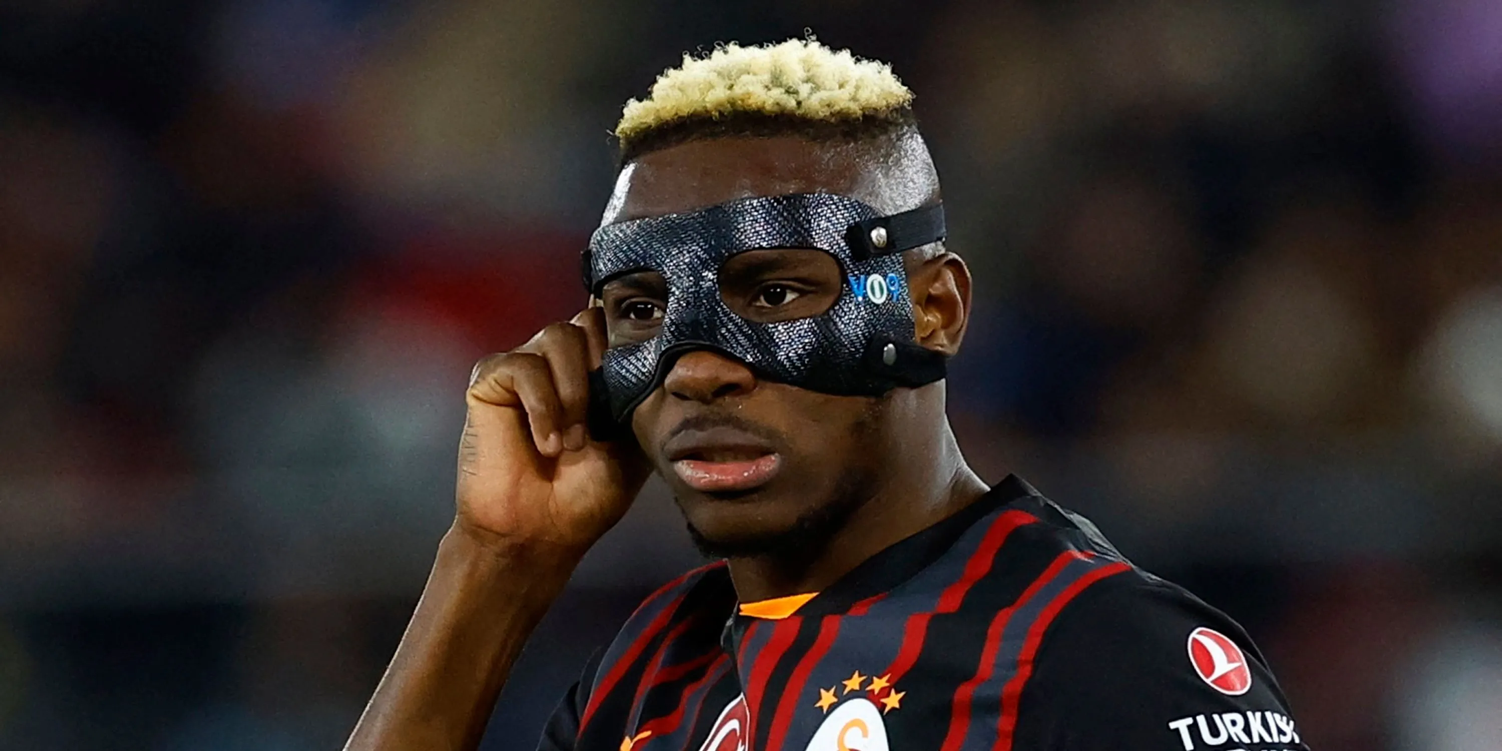 Tiền đạo Victor Osimhen đeo mặt nạ bảo vệ khi thi đấu cho Galatasaray