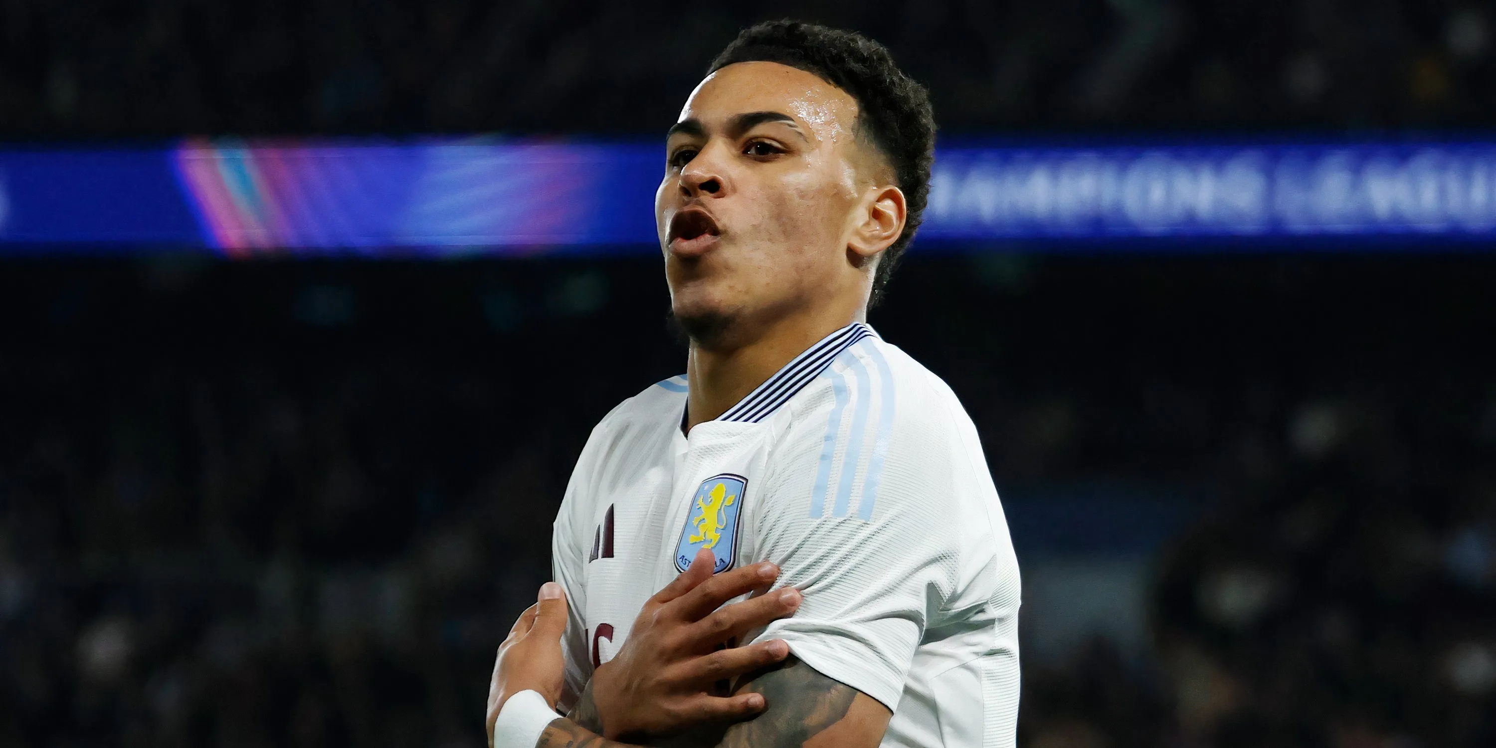 Tiền vệ tấn công Morgan Rogers ăn mừng bàn thắng cho Aston Villa