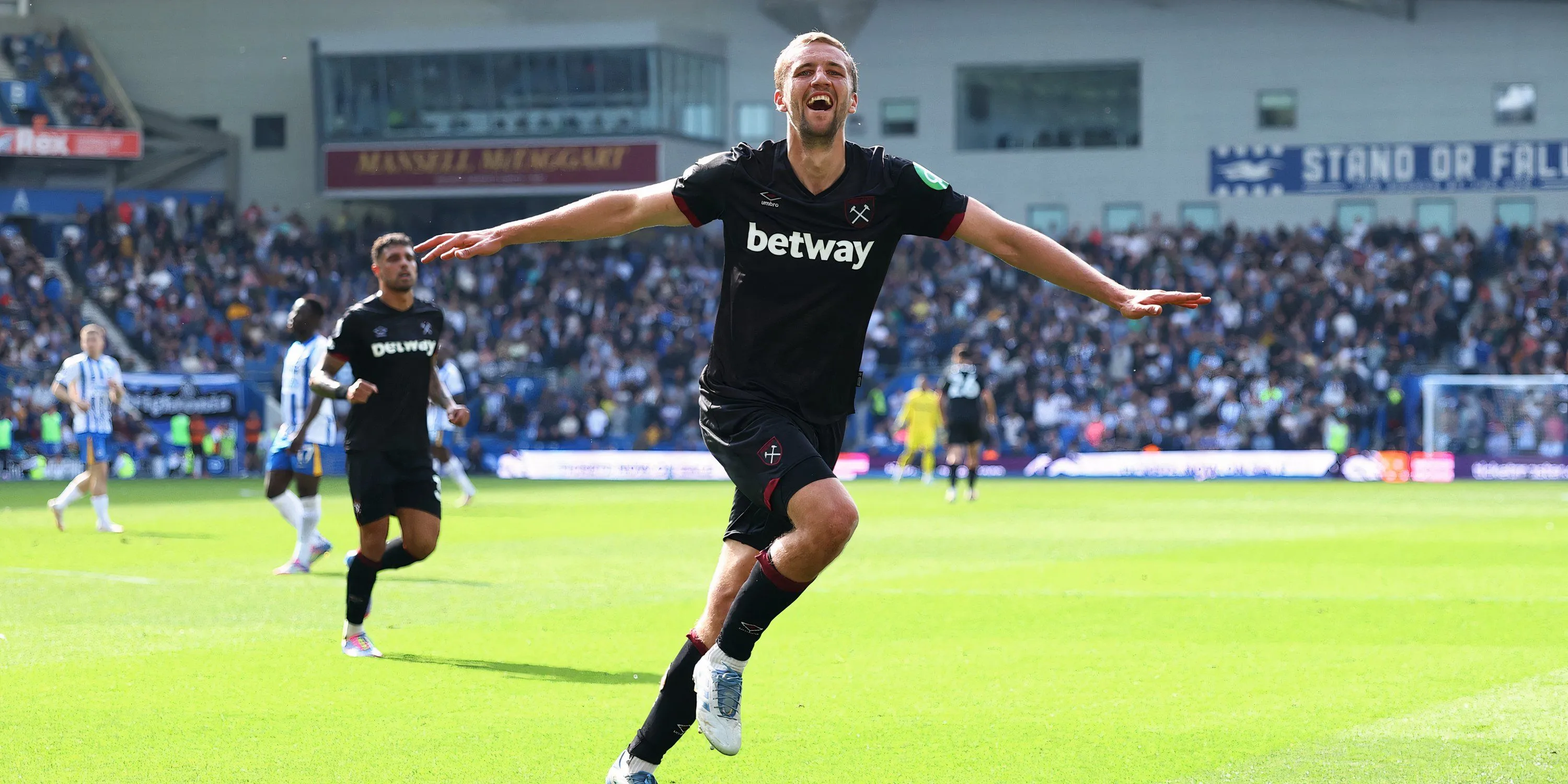 Tiền vệ Tomas Soucek của West Ham, cầu thủ Everton đang đàm phán