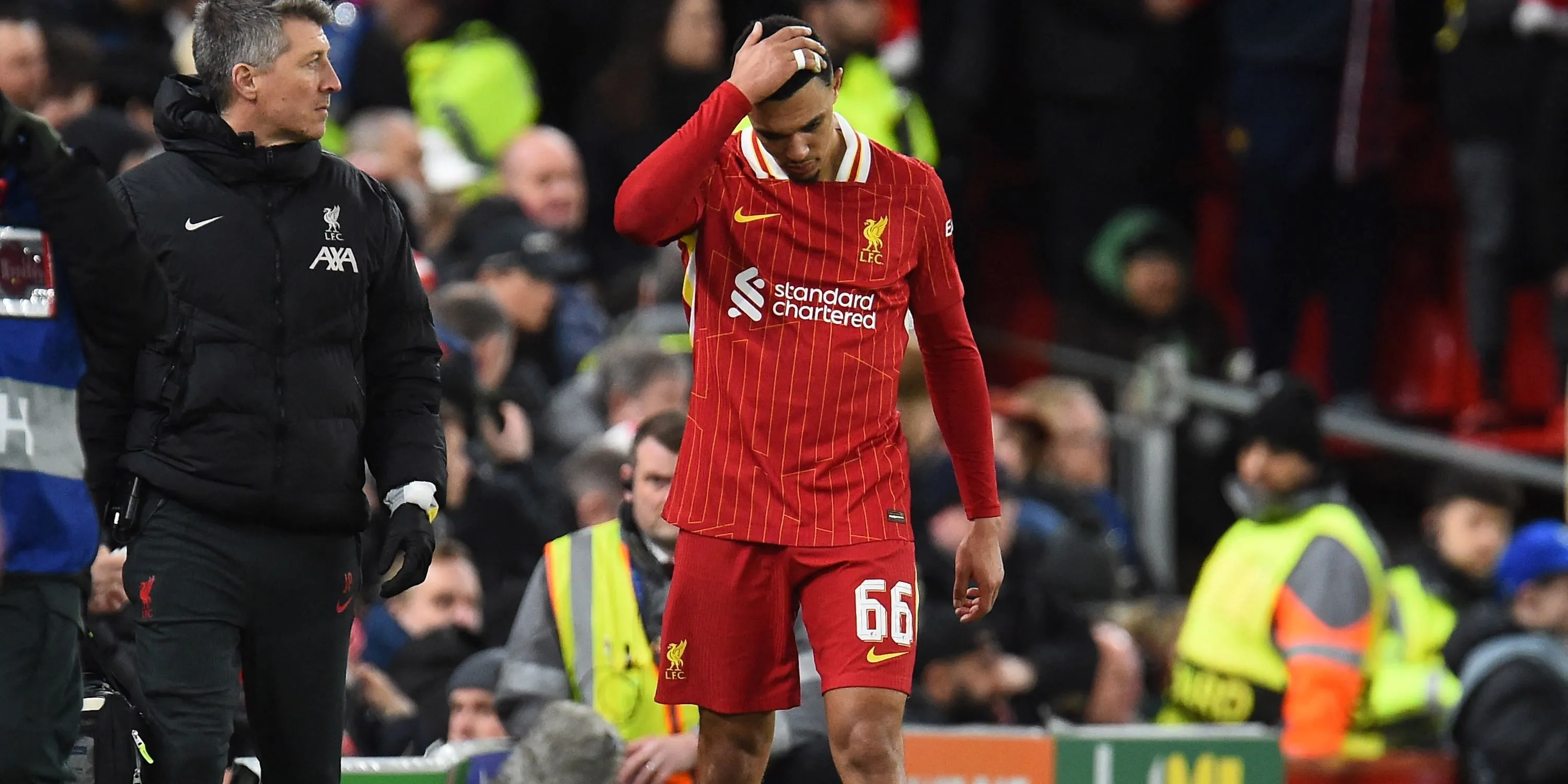 Trent Alexander-Arnold buồn bã rời sân sau trận đấu của Liverpool