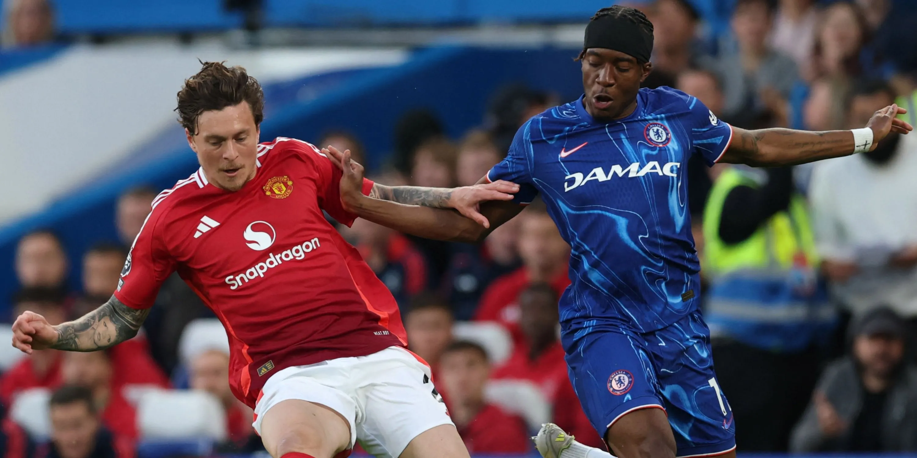 Trung vệ Victor Lindelof trong một trận đấu của Manchester United