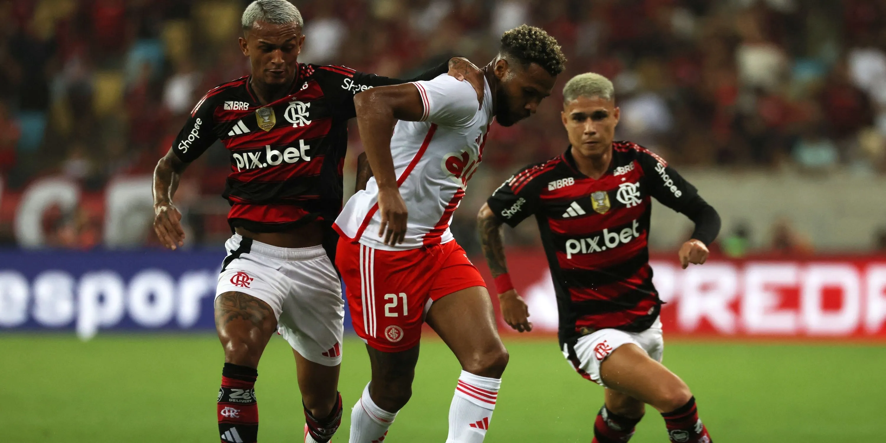 Wesley Franca (phải) trong màu áo Flamengo đối đầu với Internacional
