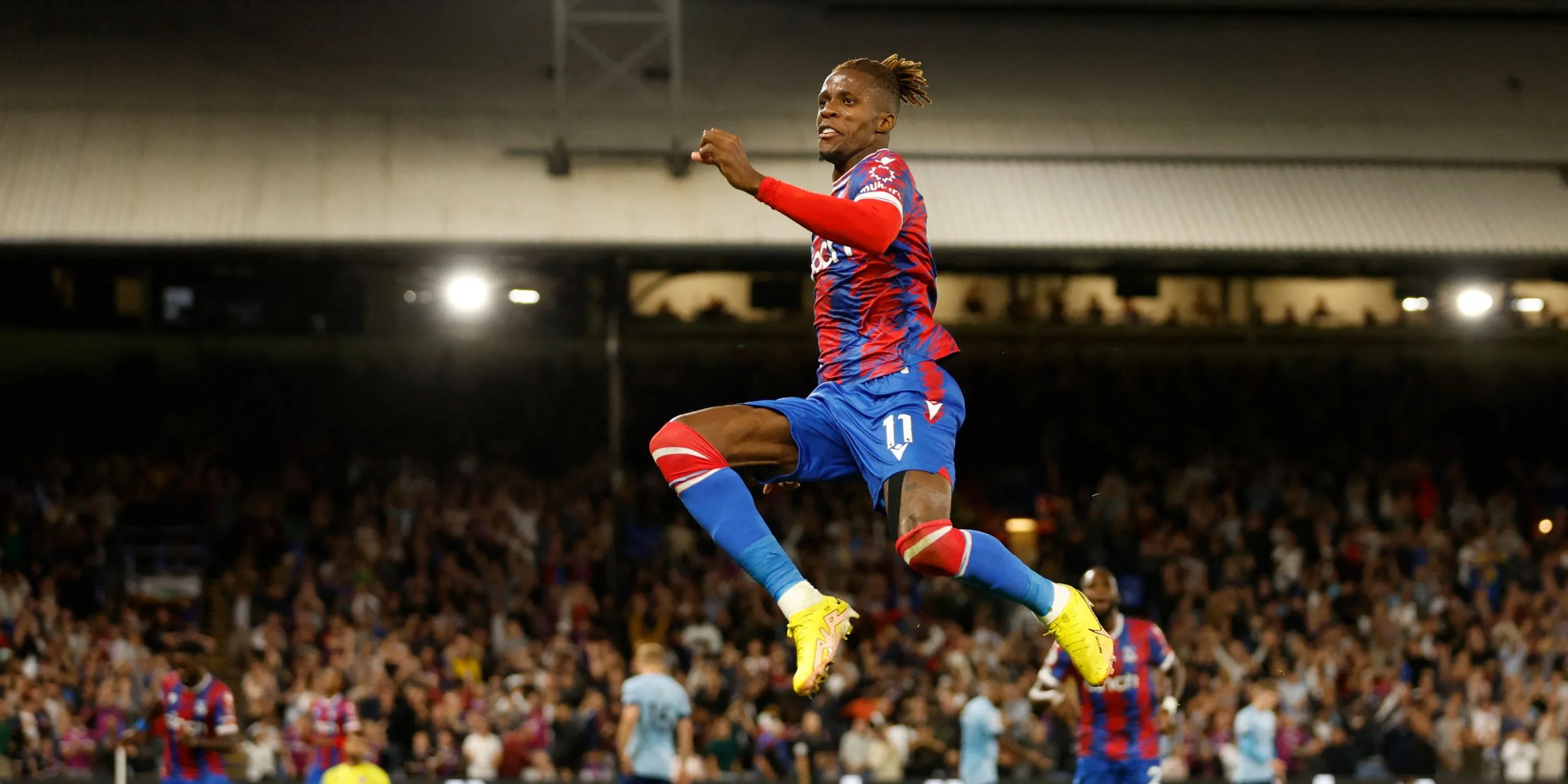 Wilfried Zaha, biểu tượng tấn công của Crystal Palace, ăn mừng bàn thắng