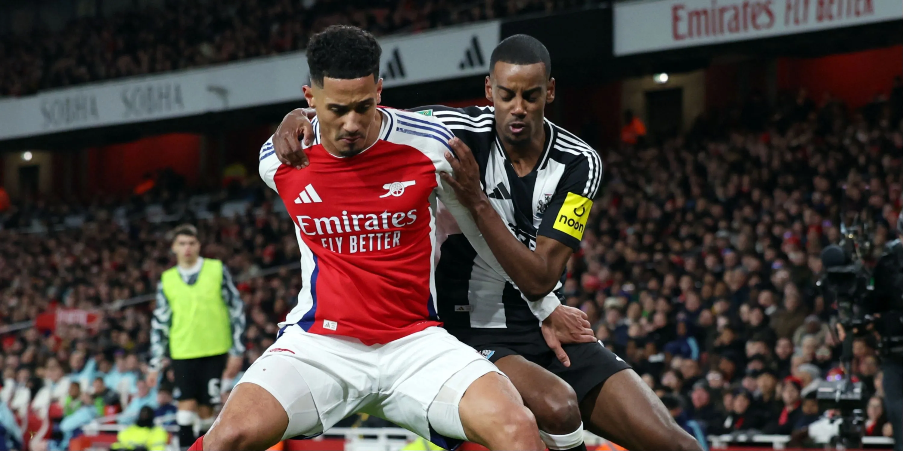 William Saliba tranh chấp bóng quyết liệt với Alexander Isak trong trận Arsenal vs Newcastle
